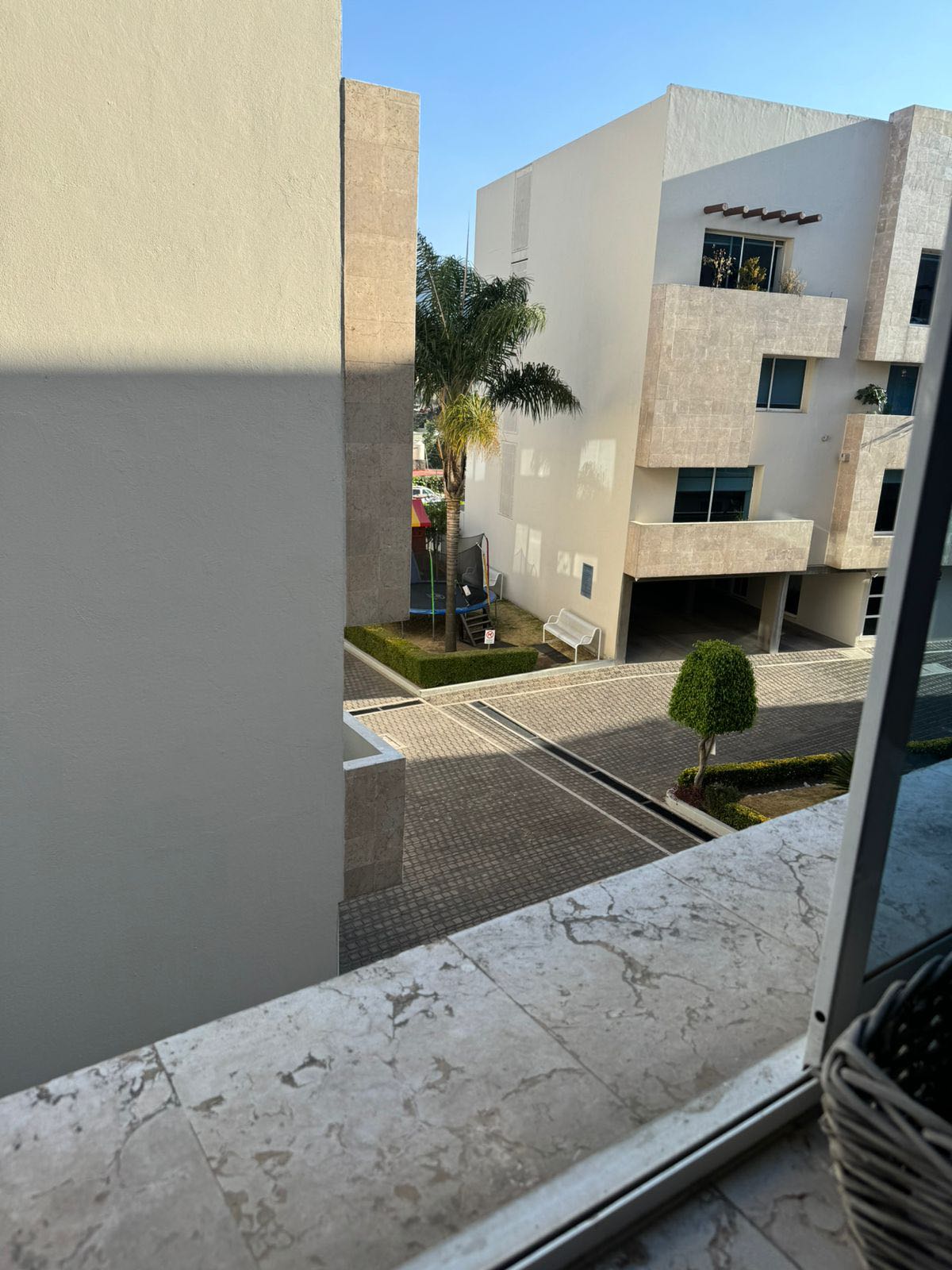 Hello!! I'm looking for a responsible ROOMIE, for depa in:
SANTA FE (momas de Memetla!) The apartment is ALREADY furnished! You just have to bring your bed! (Or you already have a double mattress and a TV)
A 10-minute walk from the Santa Fe shopping center!
1.5 km from La Mexicana Park
The apartment is 115 m2.
Winery
1 study
Super large room
Large kitchen
Laundry room.
2 parking spaces
The bedroom that will be available
It is the largest bedroom, it has a bathroom inside and a closet with walk in. And balcony
It's inside a residential with 24/7 surveillance.
The residential has:
Children's play area
Party room
Party garden
Super quiet and super safe area!