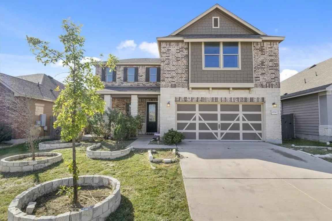 Rent a room in this beautiful home with plenty of space! This home is extremely spacious, and is located in a great spot east of Austin! There's an Amenity center about an 7-minute walk from the house / 1 minute drive, that includes a full size swimming pool and mini water park, basketball court, and volleyball court. You’ll have access to the Backyard, Garage, kitchen, Diner, and 2 living rooms!
The house will be professionally cleaned monthly. Common area items to avoid conflicts in the house, such as toilet paper, paper towels, spices, kitchen equipment, dishes, and soap are included.
The house will be hosted by the landlords, 2 guys who just love to work and work out. We believe in respecting each other, common courtesy, and high standards. Not super strict on anything but do expect mutual respect at bedtime hours, and cleanness. Please let me know if you have any questions, will answer back ASAP, thank you!!