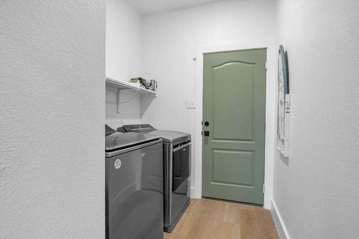 Rent a room in this beautiful home with plenty of space! This home is extremely spacious, and is located in a great spot east of Austin! There's an Amenity center about an 7-minute walk from the house / 1 minute drive, that includes a full size swimming pool and mini water park, basketball court, and volleyball court. You’ll have access to the Backyard, Garage, kitchen, Diner, and 2 living rooms!
The house will be professionally cleaned monthly. Common area items to avoid conflicts in the house, such as toilet paper, paper towels, spices, kitchen equipment, dishes, and soap are included.
The house will be hosted by the landlords, 2 guys who just love to work and work out. We believe in respecting each other, common courtesy, and high standards. Not super strict on anything but do expect mutual respect at bedtime hours, and cleanness. Please let me know if you have any questions, will answer back ASAP, thank you!!