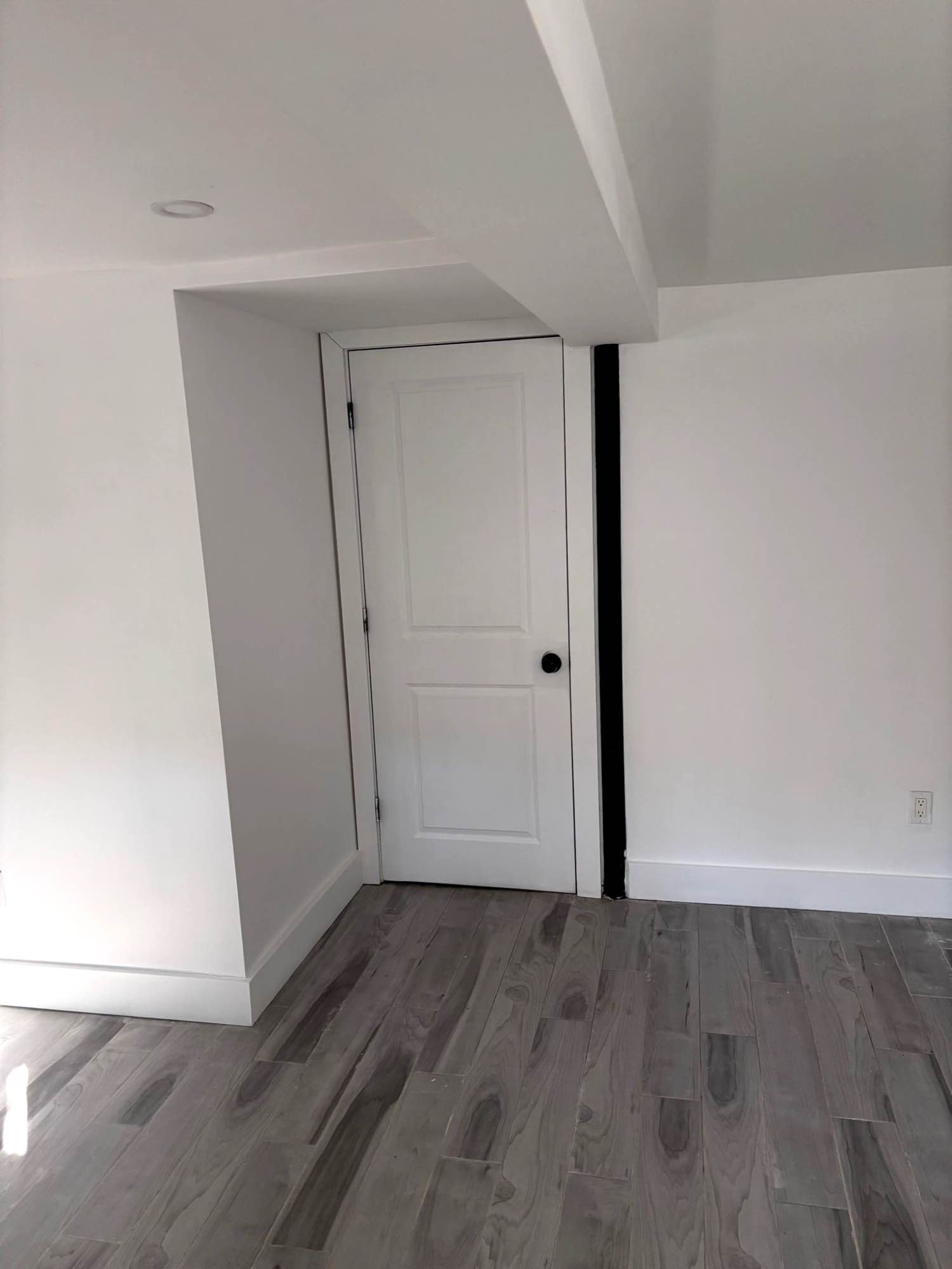 Private King sized bedroom with private bathroom, basement apartmet. Shared Kitchen area and access to backyard. All utilities included.