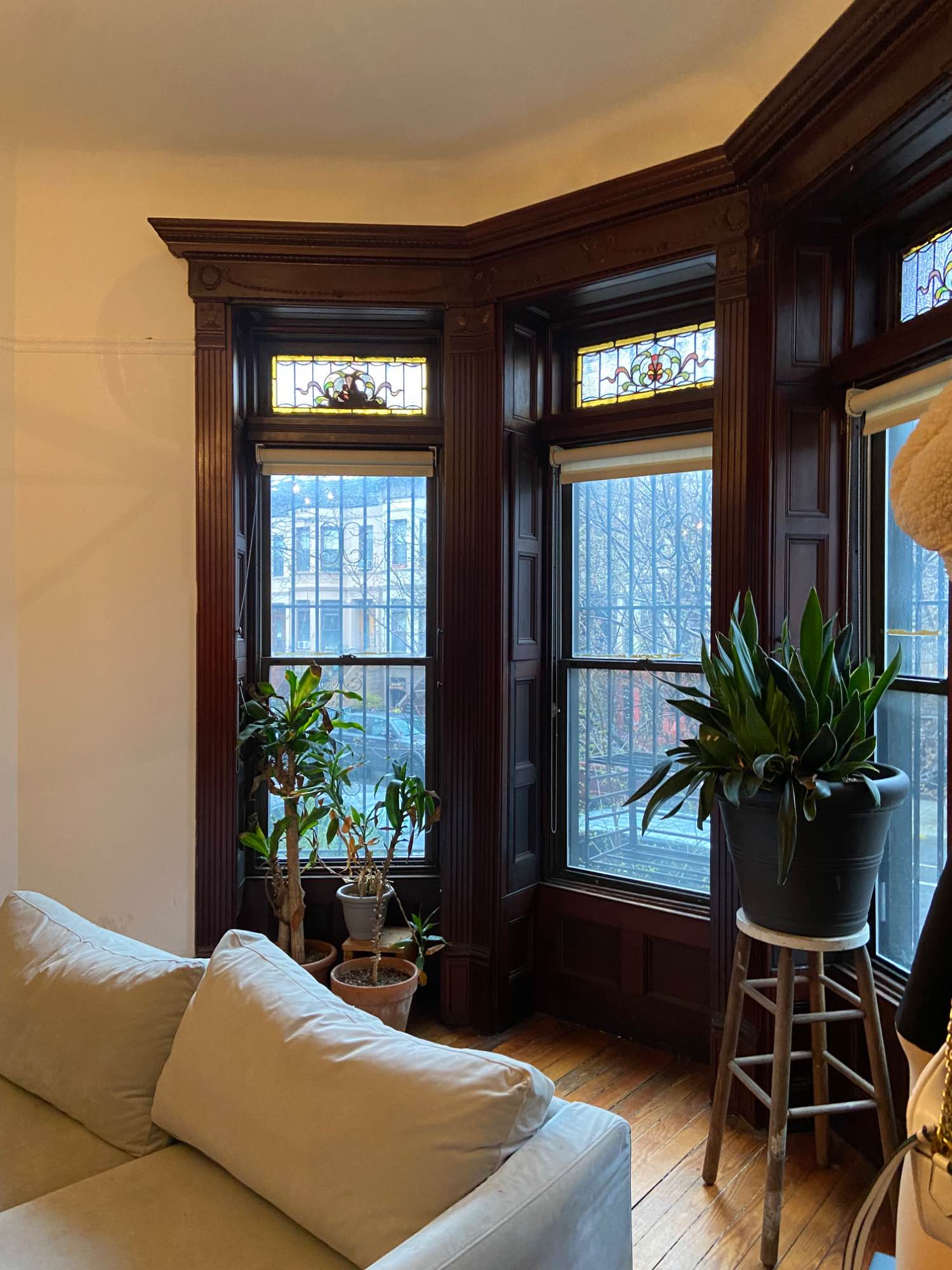 Beautiful 4 story brownstone seeking 6th roommate. Entire spacious and historic home is shared among 6, and have availability after an apt lotto winner departs.
The house has original features, the roommates are courteous and chill professionals, and the home has a great vibe. We have washer dryer, dishwasher and a lovely outdoor space.