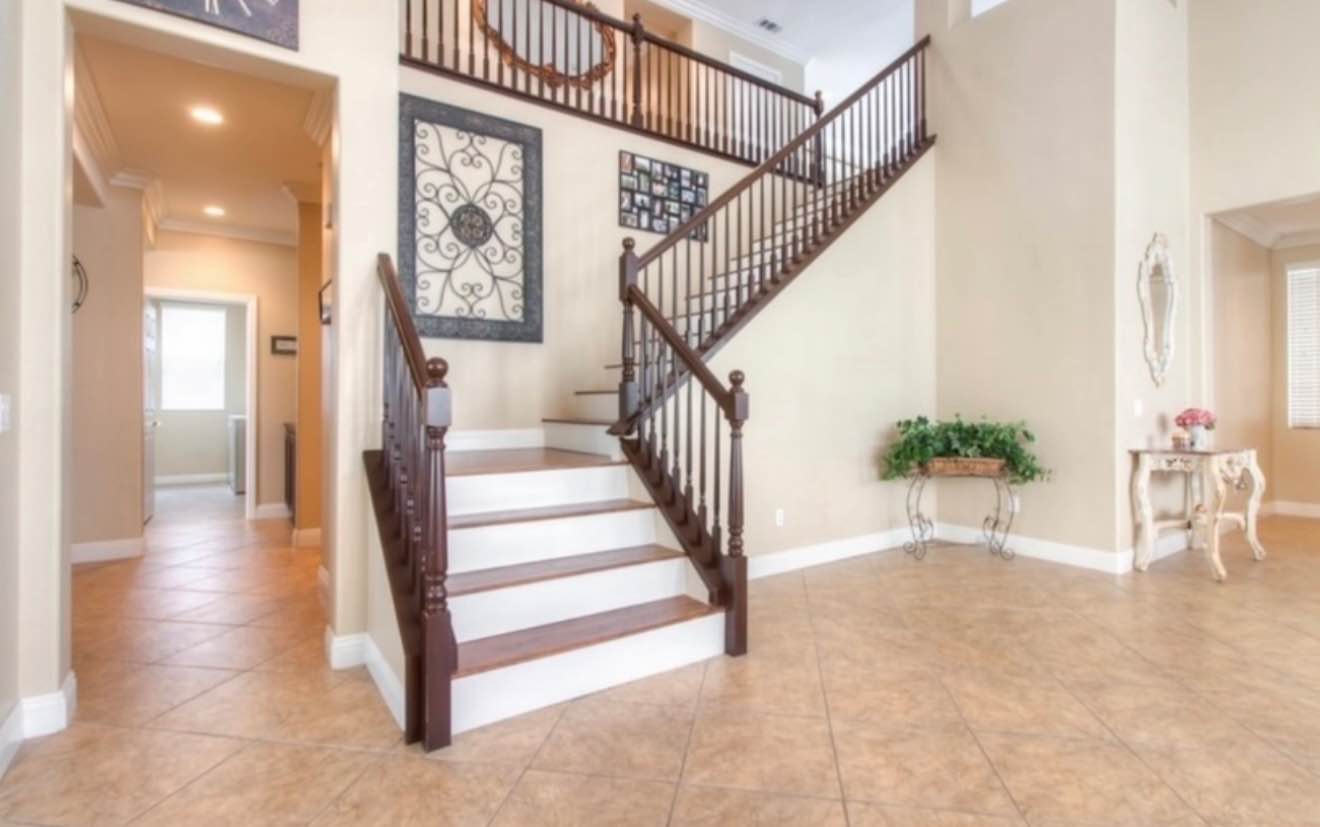 A bright and spacious private room available for rent in a safe and well-maintained house in Eastvale. This is a quiet, clean, and friendly living environment perfect for a respectful professional or student.
Key Features:
• monthly utility $100. including electricity, gas, water, trash, so you won't have to worry about extra bills.
• Prime Location: Our home is located in a safe and quiet neighborhood, with easy access to the I-15 and 91 freeways. Walking distance from local shops, restaurants, and parks.
• Parking: Street parking is readily available right in front of the house.
We are looking for a tenant who is clean, responsible, and considerate of others. 
If you're interested in a comfortable and quiet living space, please txt me & schedule a time for you to see the room!