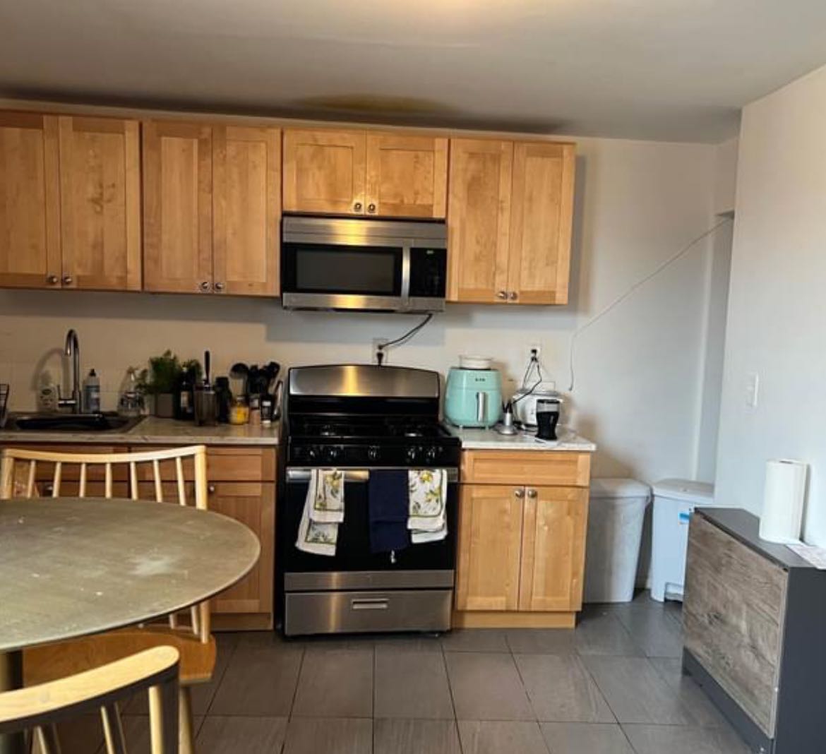 Room Available in Bed-Stuy FOR SUBLET
(Utilities included in price)
🚦READ THIS AD BEFORE MESSAGING
THIS ROOM WILL BE AVAILABLE May 1st- June 31st (Possible 1 month extension)
☀️No pets and no couples sorry☀️
⭐️ The room comes furnished⭐️
Located in a great area! You are surrounded by plenty of stores, restaurants,bars, shops, etc. We are located at an intersection. We are RIGHT next to the train. As soon as you walk out of the building the c/s (Franklin Ave stop) is to the right and in front of the building. We are also 2 blocks away from the Nostrand Ave stop (A/C) .
The room itself is huge. You will have your own closet. The room also has 2 doors , one that leads to the community rec room and another that leads outside of your room. The room also have 3 windows.
We are looking for someone who is clean, picks up after themselves, and will contribute to small cleaning duties around the house. We aren’t looking for someone who likes to invite of a lot of ppl or who is loud and messy. It would be cool to have another creative as a roommate but we are open to anyone. We are 420 friendly as well.
Roommates:
#1- Male (25)
He works from home. He’s clean and likes to cook, and stays in his room most of the time. He’s very cool gets along with anyone.
#2- Female (32)
She’s an artist and her work schedule is flexible. She is very sweet and likes to cook.