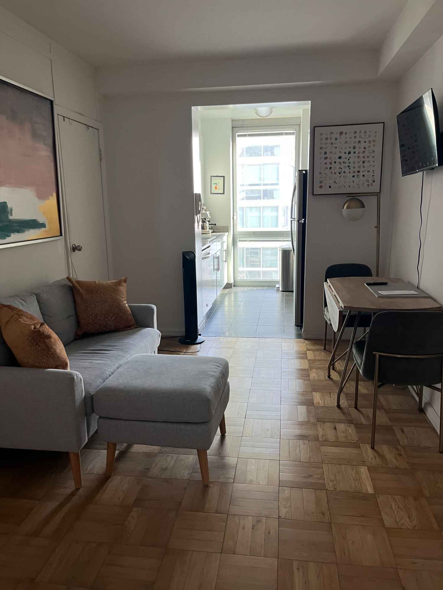 Bedroom available in luxury doorman building in Hudson Yards. Large enough to fit a full bed, dresser and desk. The apartment overlooks the Hudson River and has views of the Empire State Building. Building has a laundry room, gym and rooftop. Building is also rent stabilized. You'd be living with 2 female roommates who both work corporate jobs. Both are laid back and easy going. Drugs and smoking are not allowed and looking for someone who doesn't bring the party home. You'd be subletting the room with an opportunity to sign on to the lease when it's renewed in August. First months rent plus security deposit (equal to first months rent) due at time of signing.
