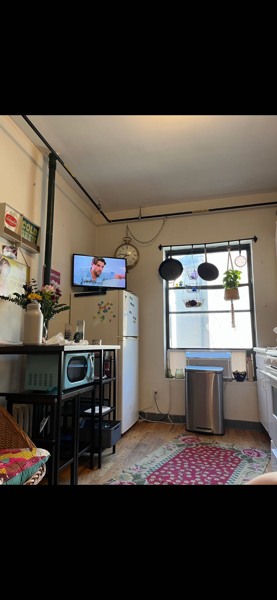 Small, cozy, sunny apartment in the east village. Small bedroom available two windows and AC included, 2 flights up. Laundromat close by and right next to the 1st Ave L and union sq station. Looking for roommate preferably female in their 20’s. 