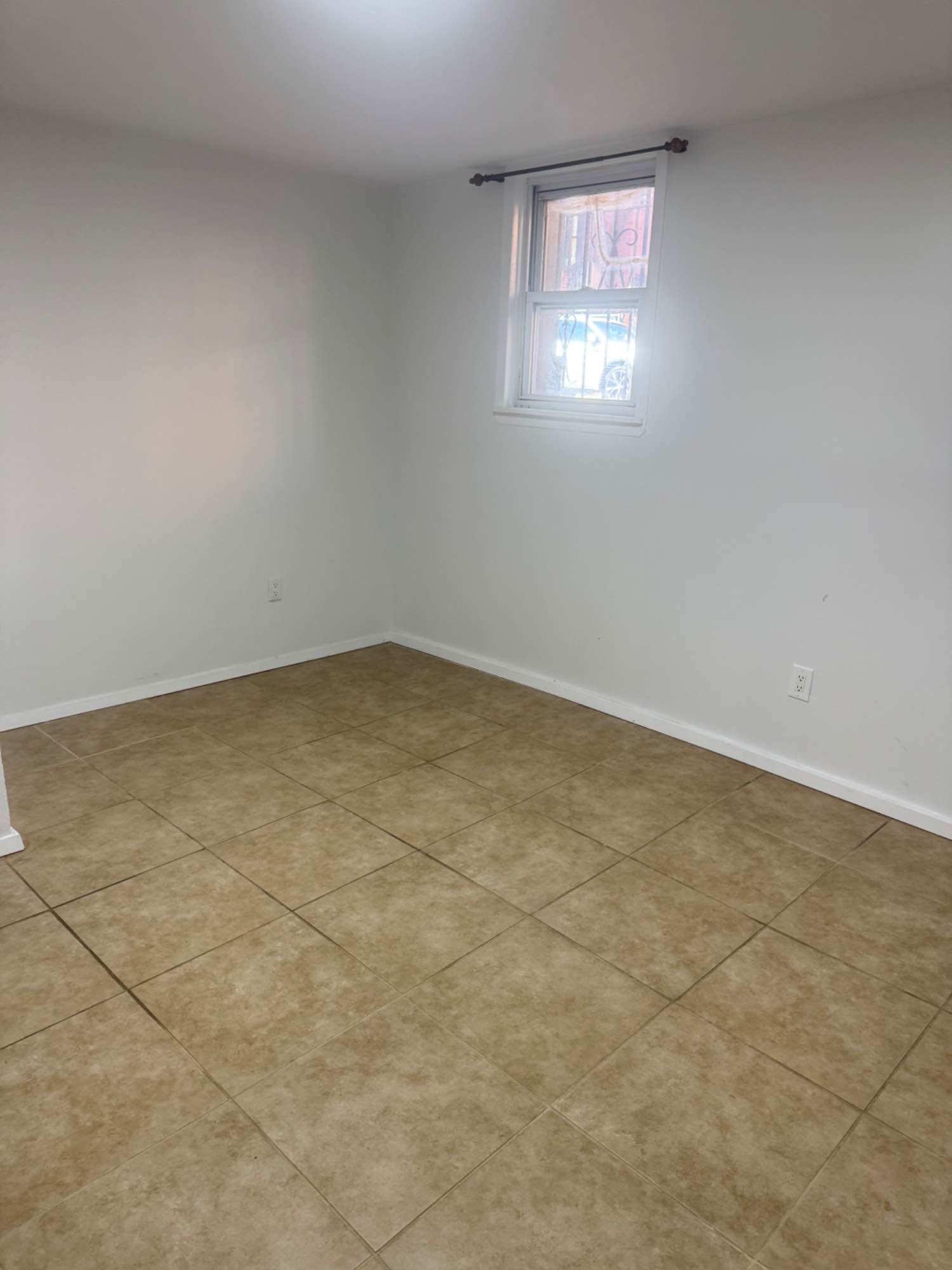 Nice basement 2 bed, has really nice laundry machines, no flooding.