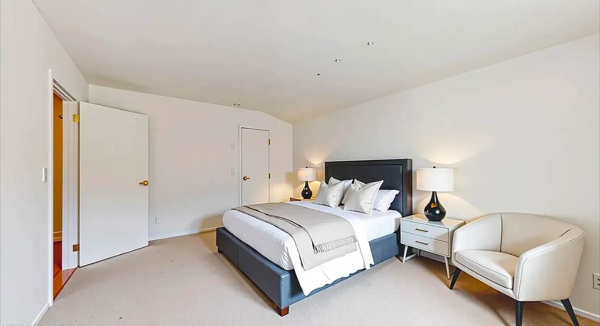 Greetings, a private studio is currently available for rent. It comes fully furnished, but can also be provided unfurnished if desired. For more detailed information, please feel free to reach out to me via email: veronicafranca327@gmail.com. The rental agreement is flexible and can be tailored to your needs.