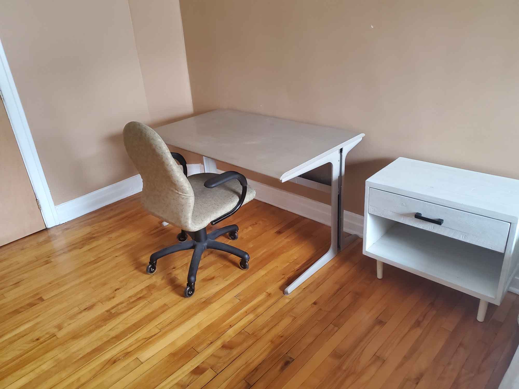 Beautifull share close to Longueuil metro station wich is the second station from Berri-uqam (main station).  Shopping center and grocery at walking distance.  Very clean and quiet, looking for the same kind of person.