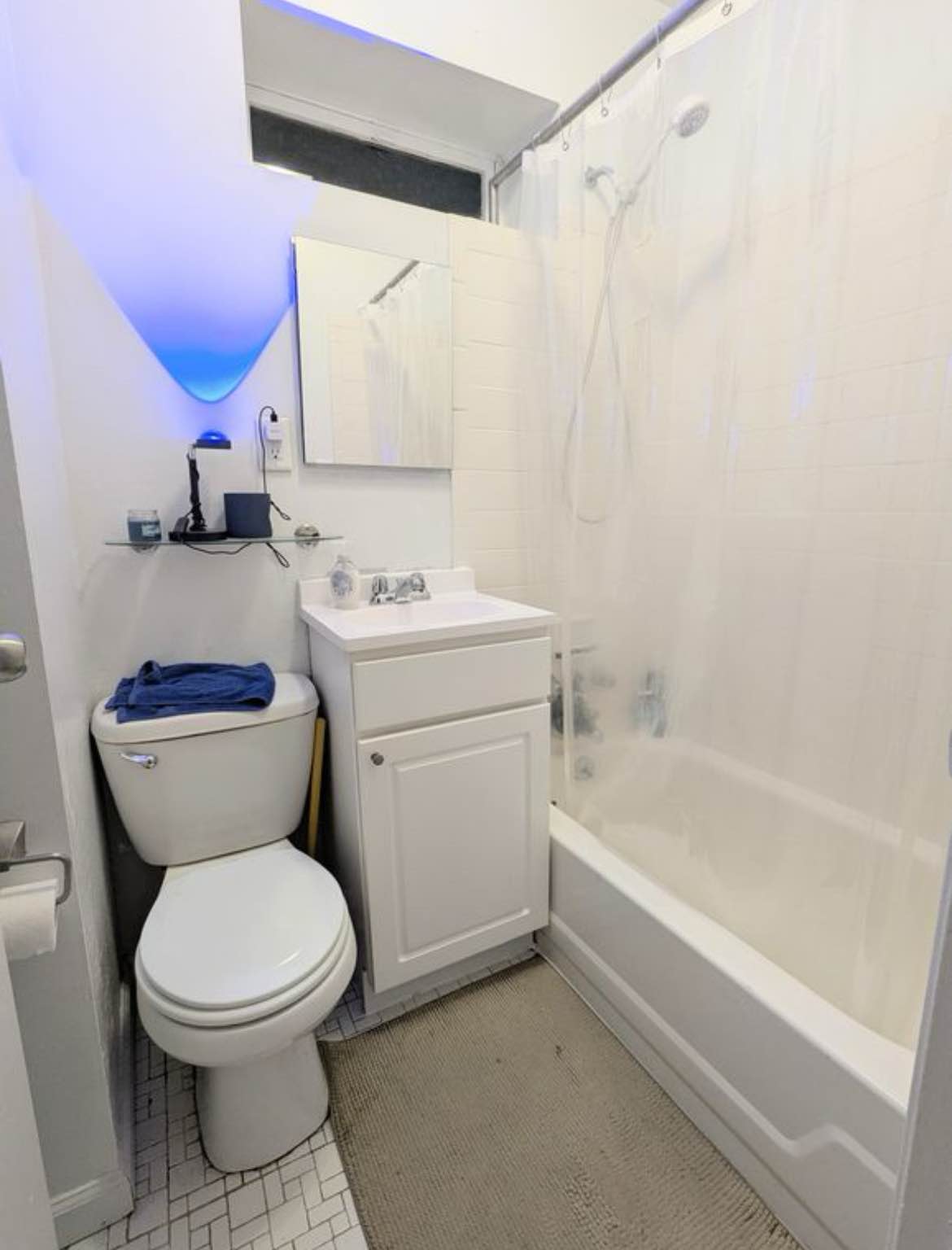 Looking for someone to occupy my private apartment. It's the top floor of a 3-story building, so you get some privacy. The place has wood floors in living area and bedroom. High ceilings, making it feel comfy and open, plus you'll get plenty of natural light flooding in. Living here puts you right in the mix lively scene, with parks, restaurants and bars nearby.
Apartment is 1 block away from the train. Lived here for over 5 years and absolutely love this apartment and neighborhood.
I work in tech publishing - I love movie nights, dinners with friends, long walks around the city, and all manner of arts and crafts.
Seeking someone that is easy-going, clean and transparent.
Thank you