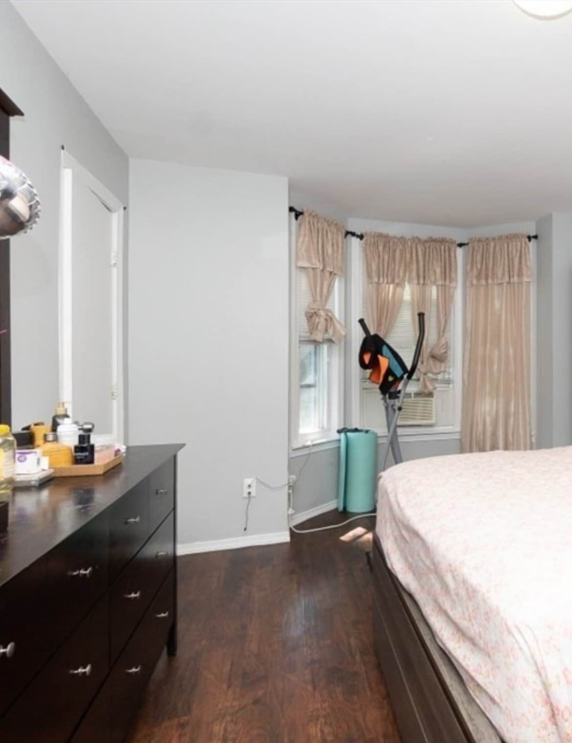 I have a cozy one-bedroom apartment available for rent, complete with all the necessary furnishings. If you're interested in learning more or would like to schedule a viewing, please email me directly at justinzach614@gmail.com. I'll respond promptly to answer any questions you may have.
