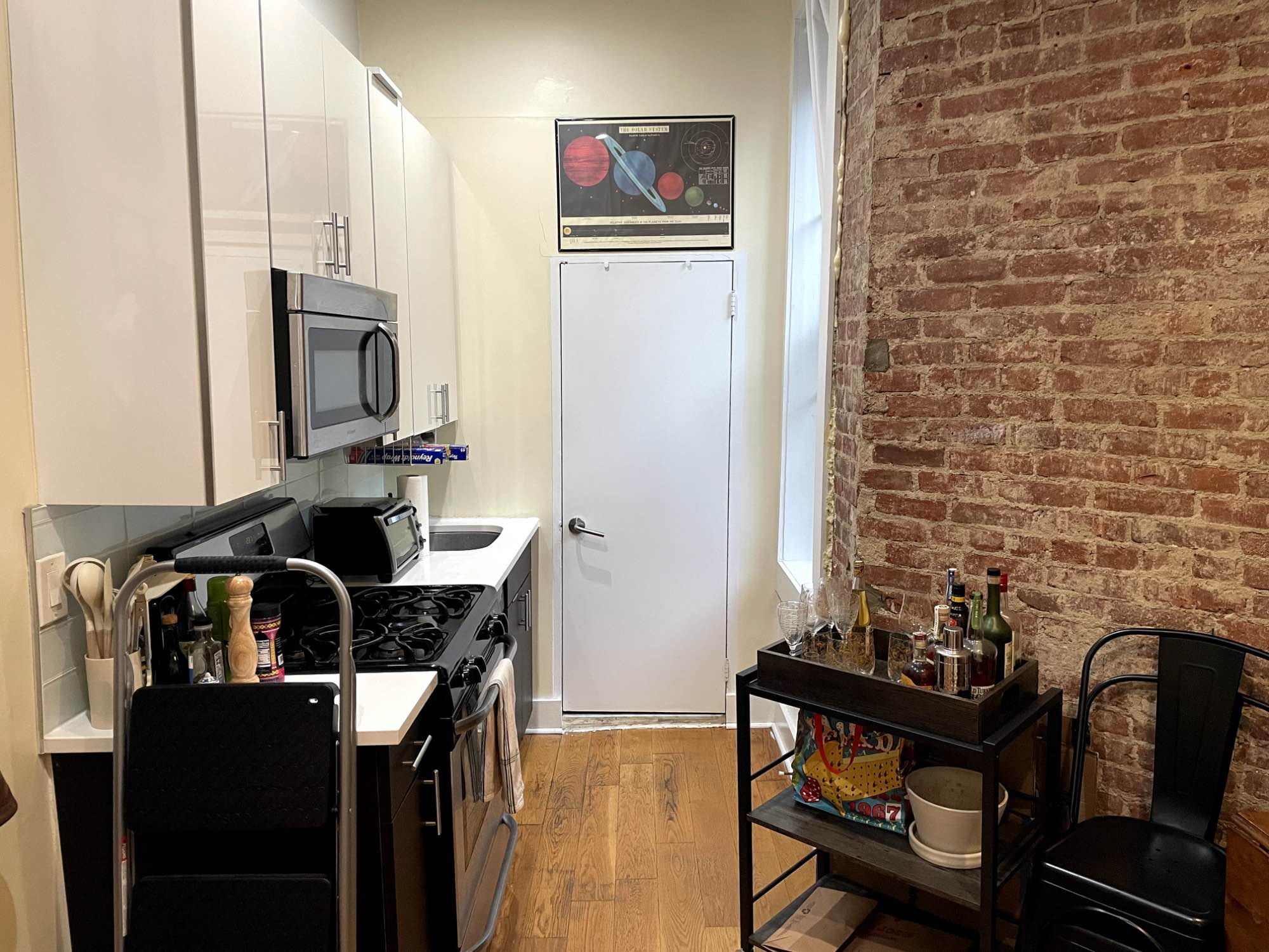 Hi all! I’m looking for someone to take over the lease for my junior one bedroom in Manhattan Valley/UWS that ends in April 2026.
Ground floor in a walk-up building, garden-facing window in kitchen. High ceilings, exposed brick, and hardwood floors. Apartment has a dishwasher and updated appliances. Super cute apartment with easy commute into midtown or work from home friendly.
Rent: $2250 plus utilities
Size: Studio/junior one bedroom (9' by 12' bedroom plus separate bathroom and kitchen)
Available: flexible start date, earliest availability December 1
End date: April 30, 2026 with the opportunity to renew (5-month lease)
Transit: 6 minute walk to B/C, 10 minute walk to the 1