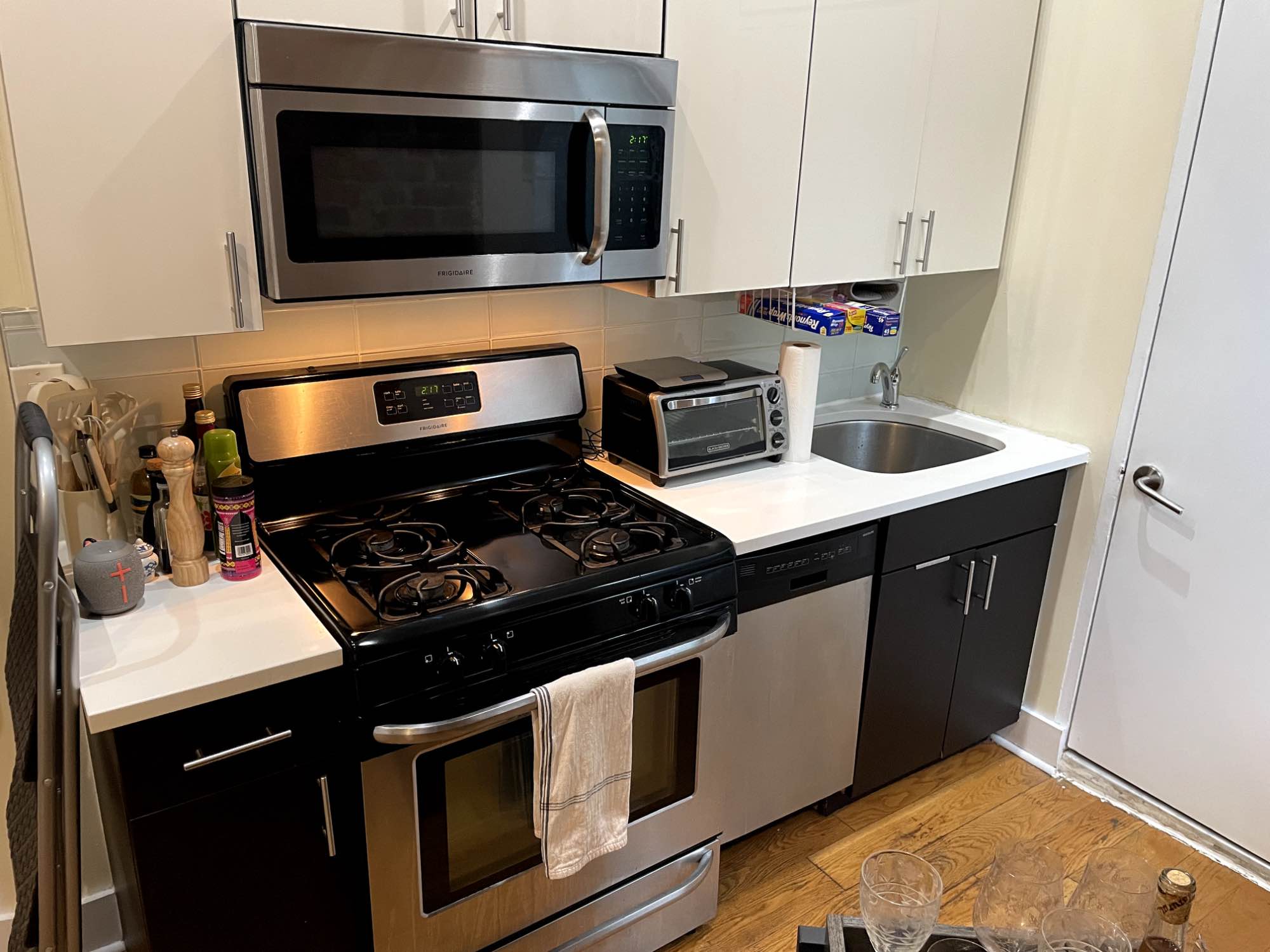 Hi all! I’m looking for someone to take over the lease for my junior one bedroom in Manhattan Valley/UWS that ends in April 2026.
Ground floor in a walk-up building, garden-facing window in kitchen. High ceilings, exposed brick, and hardwood floors. Apartment has a dishwasher and updated appliances. Super cute apartment with easy commute into midtown or work from home friendly.
Rent: $2250 plus utilities
Size: Studio/junior one bedroom (9' by 12' bedroom plus separate bathroom and kitchen)
Available: flexible start date, earliest availability December 1
End date: April 30, 2026 with the opportunity to renew (5-month lease)
Transit: 6 minute walk to B/C, 10 minute walk to the 1