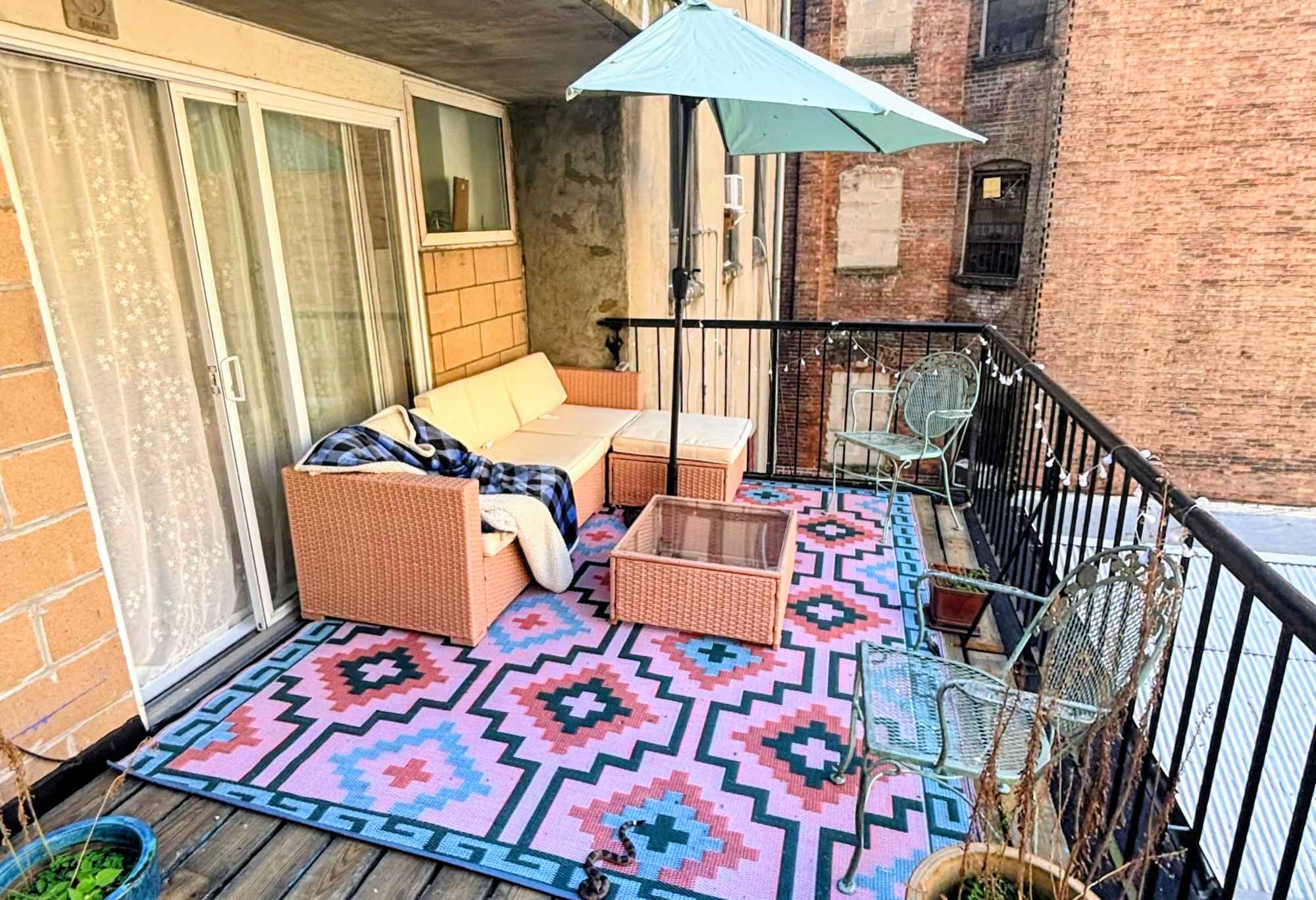 A quiet oasis in Manhattan. A new deck has been put in and the room is freshly painted. You have your own separate entrance, and the deck is for your use. We are working professionals and are friendly and respect your privacy. There is a washer/ dryer in the apartment and a dishwasher. Utilities included. F train is 2 blocks away. Target and Trader Joe's are two blocks away. It's a great neighborhood full of new restaurants, cafes and nightlife.