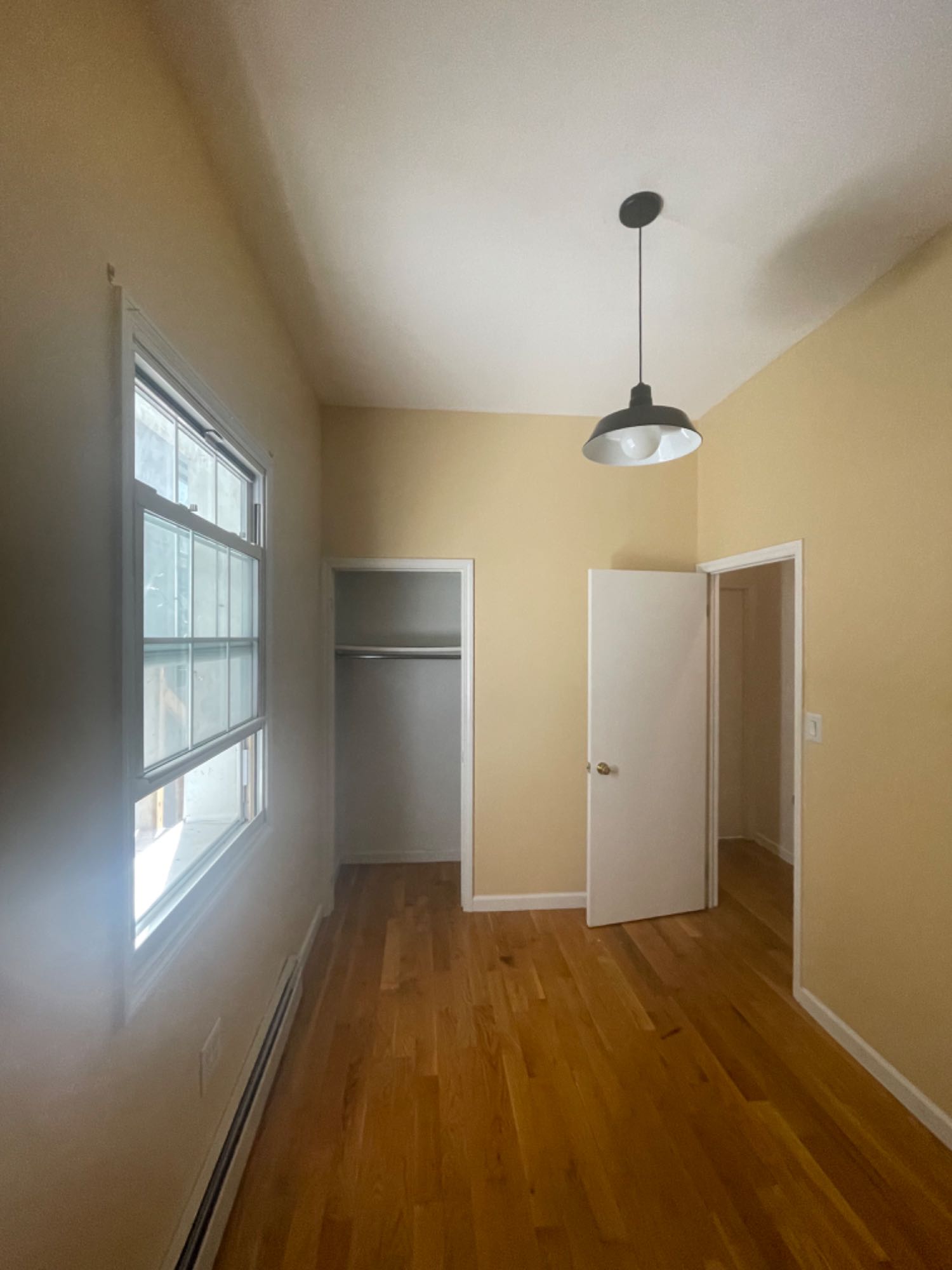 This is an open room in a 3 bedroom apartment!

You will be living with me (Riley) 29, non binary, working in post production. I have a dog named Diggity. My roommate (Nicole) 27, works in marketing. Nicole has a dog named Finn. So there are 2 dogs in the apartment! They are hypo allergenic!