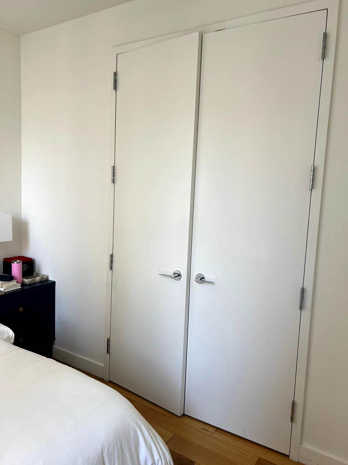 Room in FiDi | 3bd 2bath

**URGENTLY** Looking for 1 female roommate with NO PETS to take over this true bedroom in the Financial District starting on Oct 6th.

**No broker fees** Must be ready to sign ASAP!!

• Base Rent: $2,346.13
• Utilities: $100-150
• Wi-Fi: $23/month
• One-Time Amenities Fee: $116

• You will only have to pay $20 application fee + amenities fee + 1st month rent. That’s it!

• Newly renovated gym, terrace, sky lounge, mail room and more
• In-Unit Washing + Drying Machines
• Kitchen Fully Equipped (Dishwasher, AirFryer, Oven, Microwave)
• AC / Heat unit in your room
• True bedroom + closet space
• Bathroom is shared with 1 of your roommates
• https://www.udr.com/new-york.../lower-manhattan/95-wall/

Centrally located, only 5mins walking distance to trains 1/2/3/4/5/6/J/Z/N/R/Q/W (red, green, brown lines); you also have the M15 bus and Citi bike docking station right in front of the building and a Duane Reade in the first level. Safe and quiet neighborhood.

A bit more about your potential roommates:

Shagun (Master bedroom): Female, 26yrs old HR consultant who recently moved to NYC from London. Super lovely and fun to hang out with — she’ll probably make you try some of the amazing food she cooks, and you’ll love it!

Gab (Large flex): Female, 26yrs old and originally from Puerto Rico. Hobbies: reading, tennis, ballet, and traveling. Finance professional. As a roommate, I’m clean, respectful and organized!

We can be friends or just roomies! Let's chat.