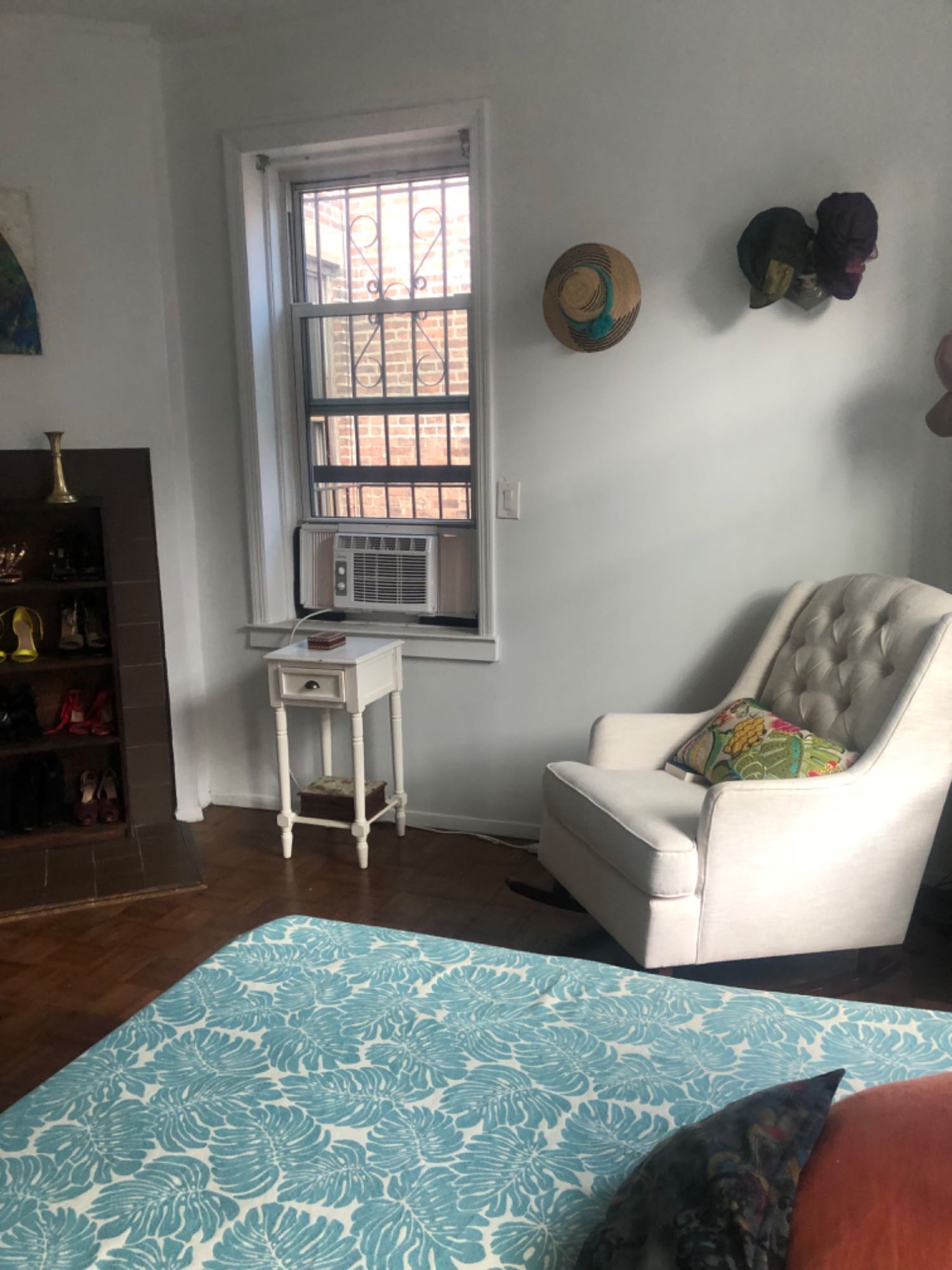 I have a large master furnished,bedroom private entrance 
Spacious closet 
Large kitchen to share 
Utilities are including 
Hot water, electricity, gas internet 
Laundry in the apartment 
Penthouse apartment on a gorgeous brownstone building one of the famous historic places UWS 
Trains 1,B,C 5 minutes walk
Central Park west 5 minutes walk
Riverside Park