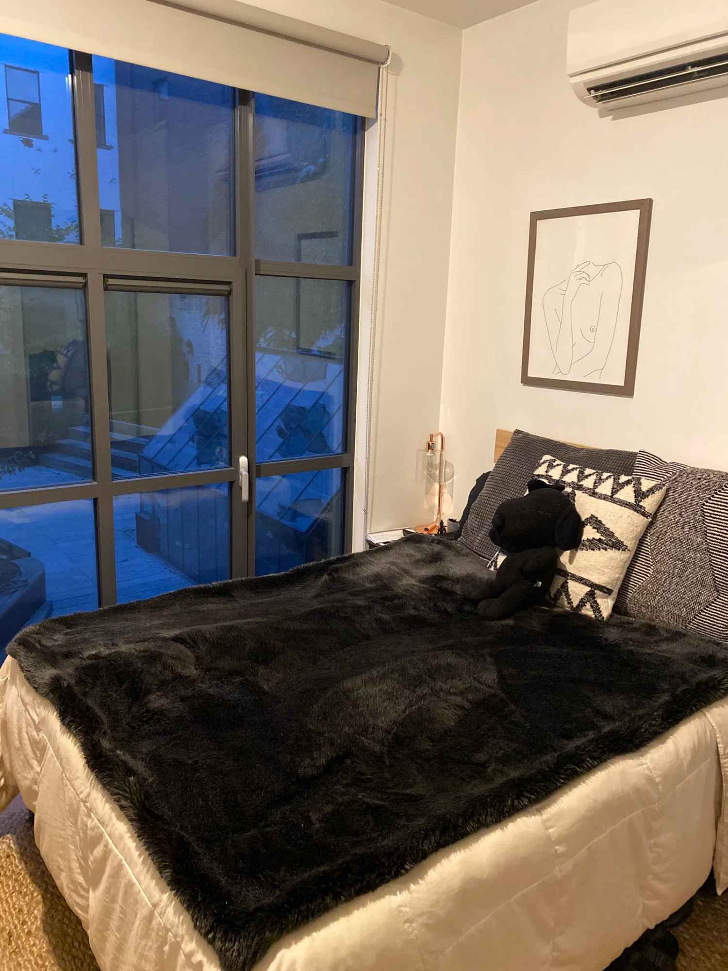 ABOUT THIS LISTING
Looking to rent the second bedroom in my apartment starting October 1. Flexible 6-12 month lease, with an option to renew.

The common living room/kitchen is furnished. Nice kitchen with stainless steel appliances including dishwasher. Bedroom is facing the living room, large enough for a desk, king-size bed, extra clothing rack and has floor-to-ceiling windows.

Previous roommate relocating to West Coast, room can be semi-furnished or unfurnished. Electric and internet bills average $120 a month/person. Please get in touch if interested and I can share further details.

Great location on the border of Crown Heights/Prospect Heights. A couple blocks 2/3/4/5 and A/C. Close to dining/bars of Franklin Avenue and Vanderbilt. Grocery store connected to the building, gym, great rooftop and washer/dryer on every floor.


ABOUT THE LISTER 

I am a 3rd-year male history teacher, mid-twenties. I work M-F in-office at my school in East Village, and tend to keep shared spaces clean and enjoy relaxing in my room in my free time and weekends or hanging with close friends. Family lives in NJ so I travel there a few times for holidays and celebrations. Looking for someone clean and respectful, on board for a 6-month to 1-year lease. Open to male or female roommates. 

RENTAL REQUIREMENTS

- Paystubs and References
- Security deposit and first month's rent upon move-in