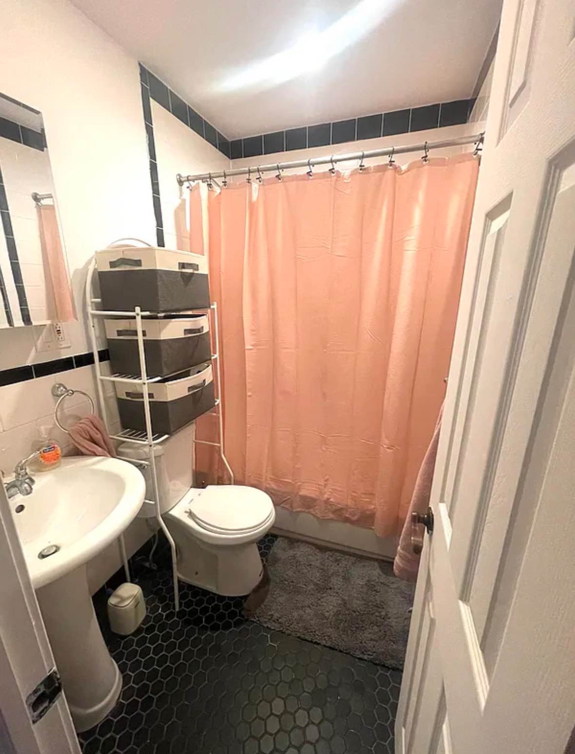 Charming 1-Bedroom, 1-Bathroom in the Heart of the Upper East Side
Welcome to this sun-filled, 1-bedroom, 1-bathroom apartment nestled in one of Manhattan’s most sought-after neighborhoods — the Upper East Side. This well-appointed residence offers a perfect blend of comfort and classic New York charm.

The apartment offers easy access to transportation, with the 6 trains only three blocks away and bus stops conveniently located on each block.

If you're seeking a comfortable and convenient living space in the city, this apartment is your best choice.

Please feel free to contact me to schedule a meet-up or viewing of the apartment.  
Reach out to me on ;(ravenheyward57@gmail.com) for a quick response