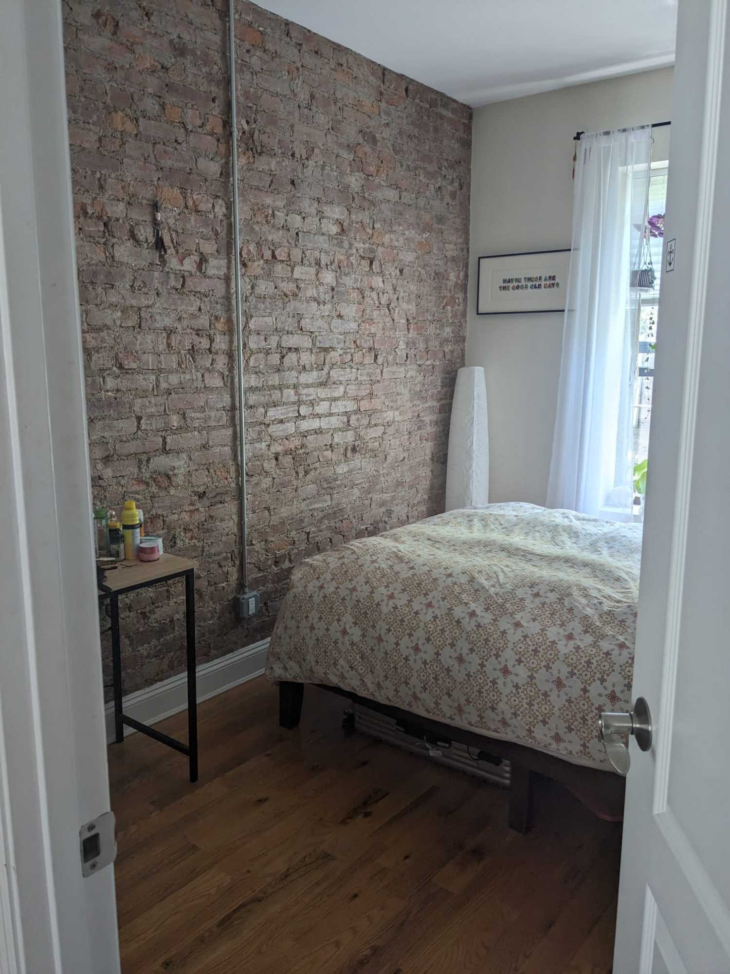 Gorgeous, fully-furnished room in a clrqn, bohemian apartment in Sunset Park, Brooklyn. Close to four major parks, lots of bars and restaurants just around the corner. A gem of a room! Comes with a a portable air conditioner for summer.
