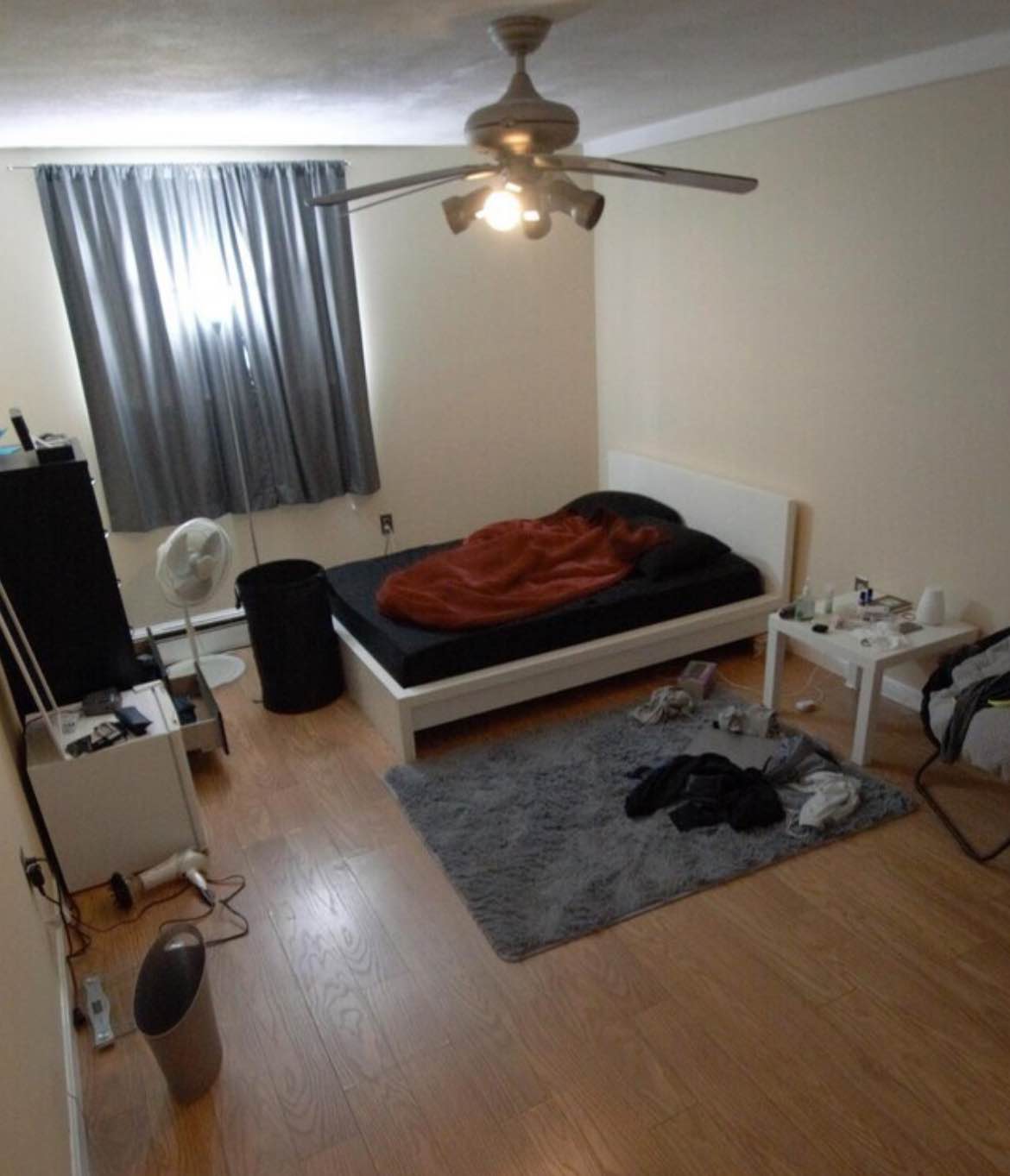 Spacious and well-maintained one-bedroom apartment in a quiet, convenient location. Perfect for individuals or couples.

For details or to arrange a tour, please contact: Fenanbriones@gmail.com