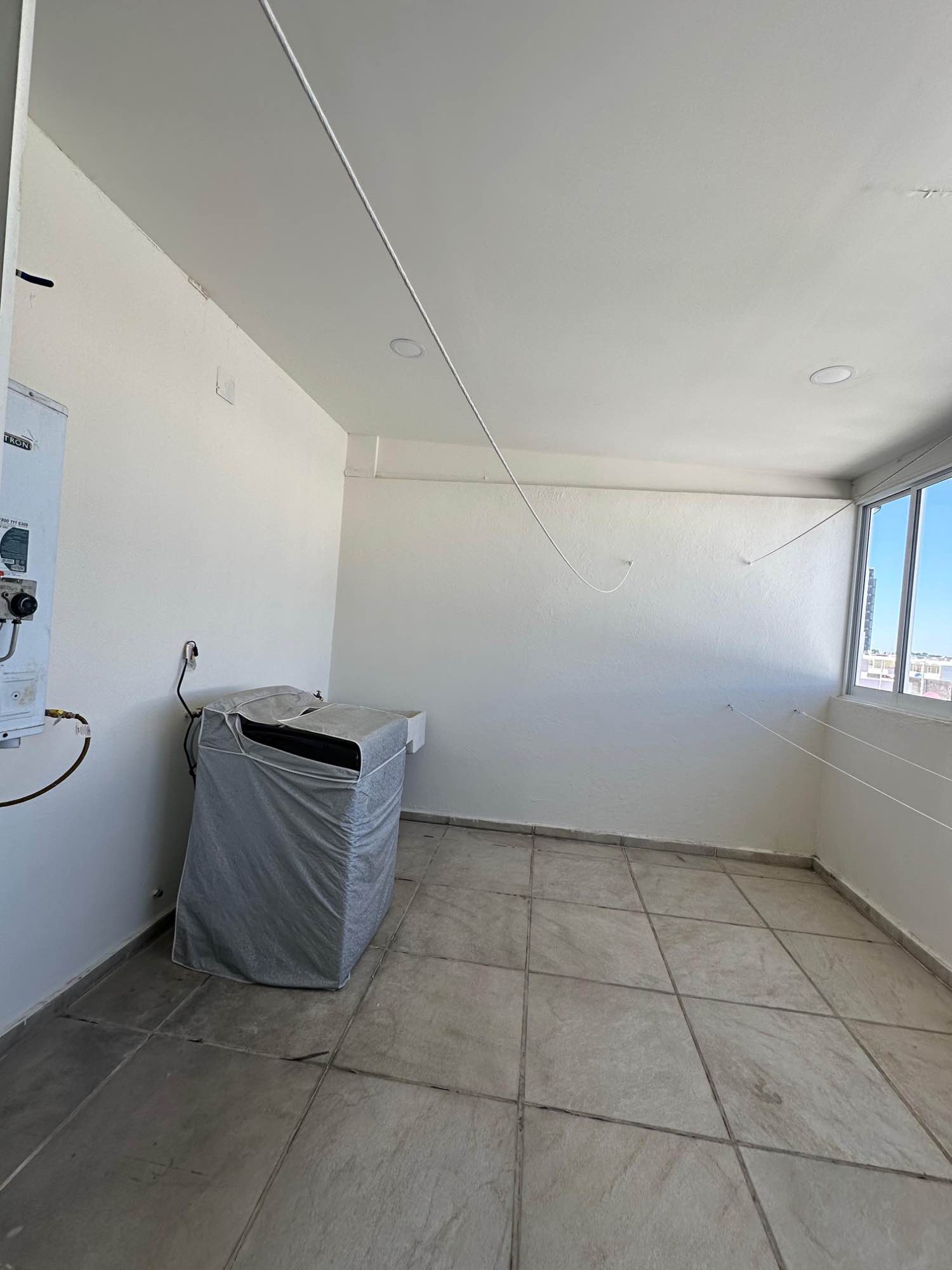 Hola!!
Nos falta una Roomie en la casa!!
Solo mujeres.
Es en un coto cerrado con seguridad. (A pocos metros de la plaza Real Center)
Muy cerca del tec de Monterrey, plaza comercial, tiendas y súper cercanos.
Cuarto amueblado (cama y base, closet) y baño compartido
- Se pide depósito de un mes de renta y es para comenzar a habitar el 15 de noviembre.
- Incluye todos los servicios, dos dias de limpieza a la semana y casa completamente amueblada.
- Se incluye agua purificada, tenemos 2 refrigeradores para mejor acomodo y lavadora.
- Busco estudiantes o profesionistas responsables y amables (solo mujeres)
- Hay dos mascotas, busco que les gusten los perritos. No se aceptan más mascotas 😢
- Se renta en $8,500 el cuarto, mantenimiento y servicios incluidos .
Por mensaje les puedo mandar más especificaciones y pueden venir a conocernos si les interesa. Les dejo fotos de la casa y del coto.