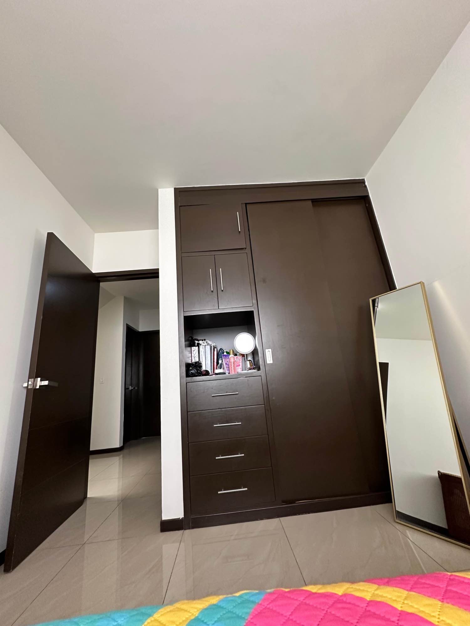 Hola!!
Nos falta una Roomie en la casa!!
Solo mujeres.
Es en un coto cerrado con seguridad. (A pocos metros de la plaza Real Center)
Muy cerca del tec de Monterrey, plaza comercial, tiendas y súper cercanos.
Cuarto amueblado (cama y base, closet) y baño compartido
- Se pide depósito de un mes de renta y es para comenzar a habitar el 15 de noviembre.
- Incluye todos los servicios, dos dias de limpieza a la semana y casa completamente amueblada.
- Se incluye agua purificada, tenemos 2 refrigeradores para mejor acomodo y lavadora.
- Busco estudiantes o profesionistas responsables y amables (solo mujeres)
- Hay dos mascotas, busco que les gusten los perritos. No se aceptan más mascotas 😢
- Se renta en $8,500 el cuarto, mantenimiento y servicios incluidos .
Por mensaje les puedo mandar más especificaciones y pueden venir a conocernos si les interesa. Les dejo fotos de la casa y del coto.