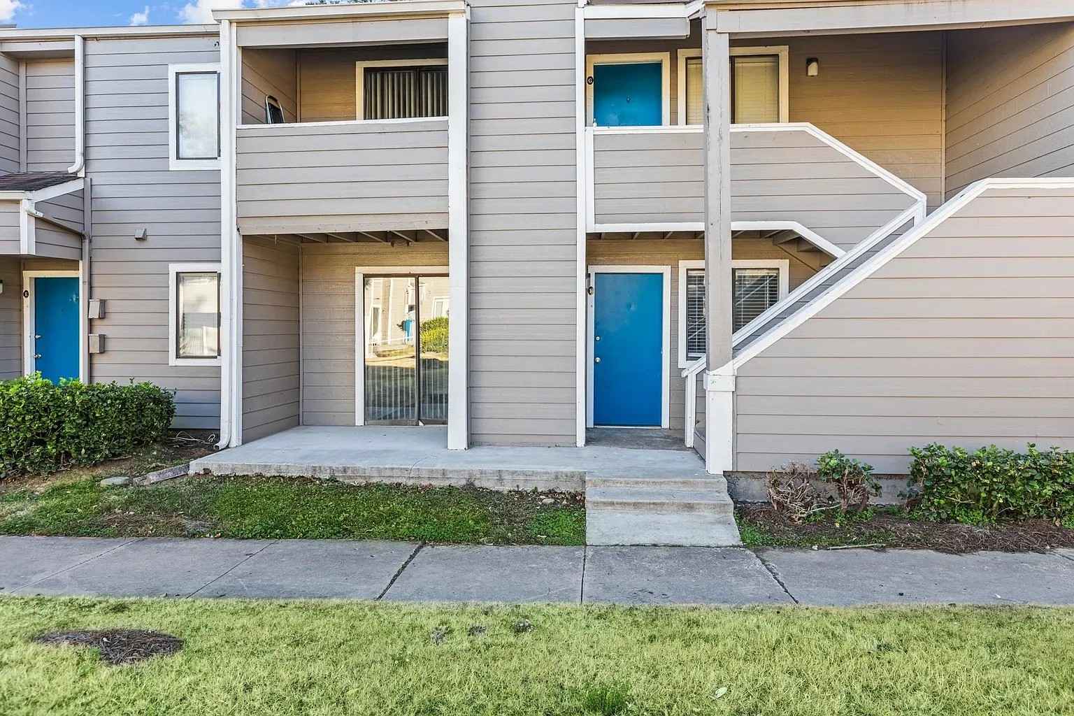 Effortless Parking
Fitness Center
Lush Landscaping
On-Site Maintenance
On-Site Management
Pool
Spacious Floor Plans
Tub/Shower
Dogs Allowed
Cats allowed