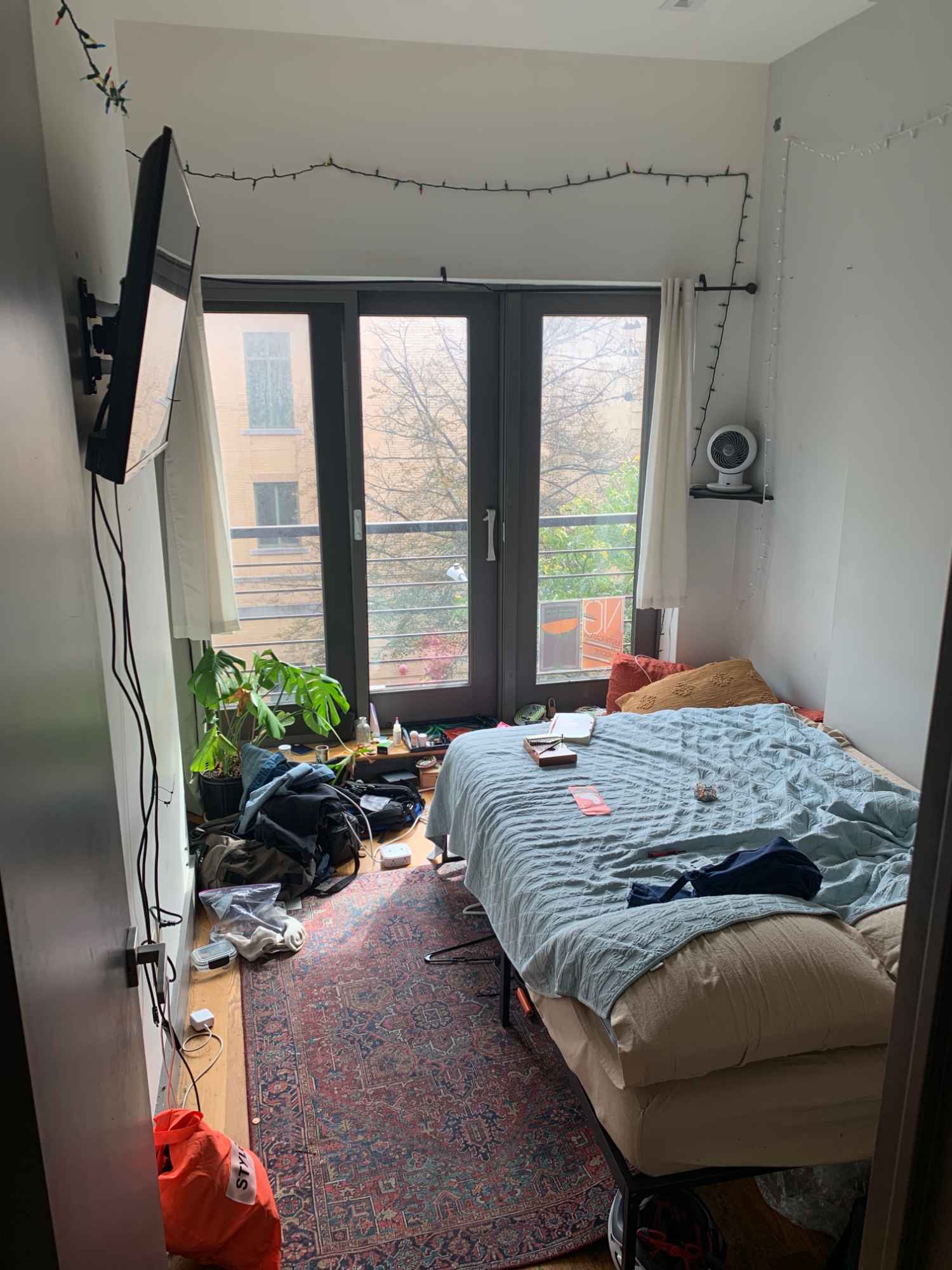 Hi,

We have a room in our 2 floor 4 bedroom apartment that is up for October 1st move in. Please reach out if you would like to tour and/or interested in moving in. Rent is $1185 a month. Must have stable income/job to sign lease. Freelancers will not be approved. Security deposit to be paid to management.

3 roomates looking for an additional roomate. All males. Please reach out to set up a tour as we are available during the week and weekends.

Both floors have their own bathrooms, access to a rooftop with amazing skyline view, laundry in building, and minutes away(walking) from the 2,3,4,5, and N line. Centralized air with door code access for unit. 

Please see pictures attached of the room.