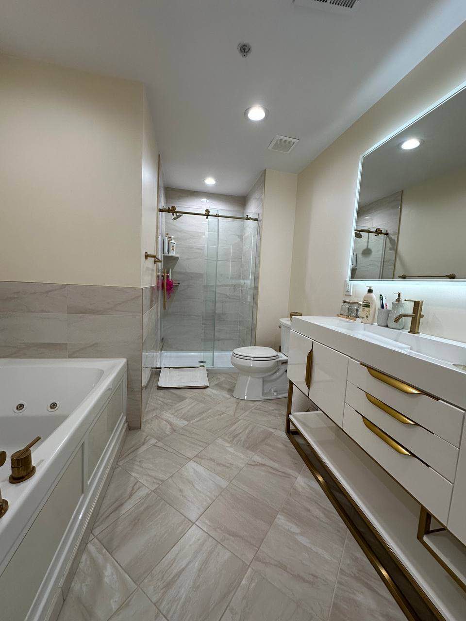 Affordable 3Bed/3Bath Apartment for Rent!
This fully furnished apartment comes with brand new utilities, featuring a full-size kitchen and bathroom. The rent is $1,000/month (slightly negotiable), and a parking space is included. Plus, pets are welcome!
Utilities included are:
- Hydro
- Heat
- Water
- Refrigerator
- Washer and dryer
- Electricity
- Wi-Fi
- And more!