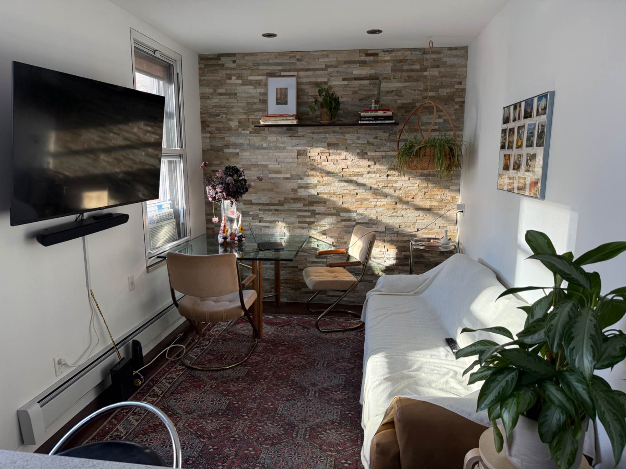 Seeking female sublet for private bedroom and private full bathroom located in Lower East Side off Broome and Chrystie conveniently off the D line on Grand street.
- Large bedroom 14ft x 9ft
- 3rd floor walkup
- Full private shower
- Large closet and extra storage in bedroom
- Utilities included (electric, gas, WiFi, hot water)
- Furniture optional (bed, shelves, nightstand)
- Flexible stay (minimum one month)
- Available through May 30th
- Current tenant is female in mid 20s