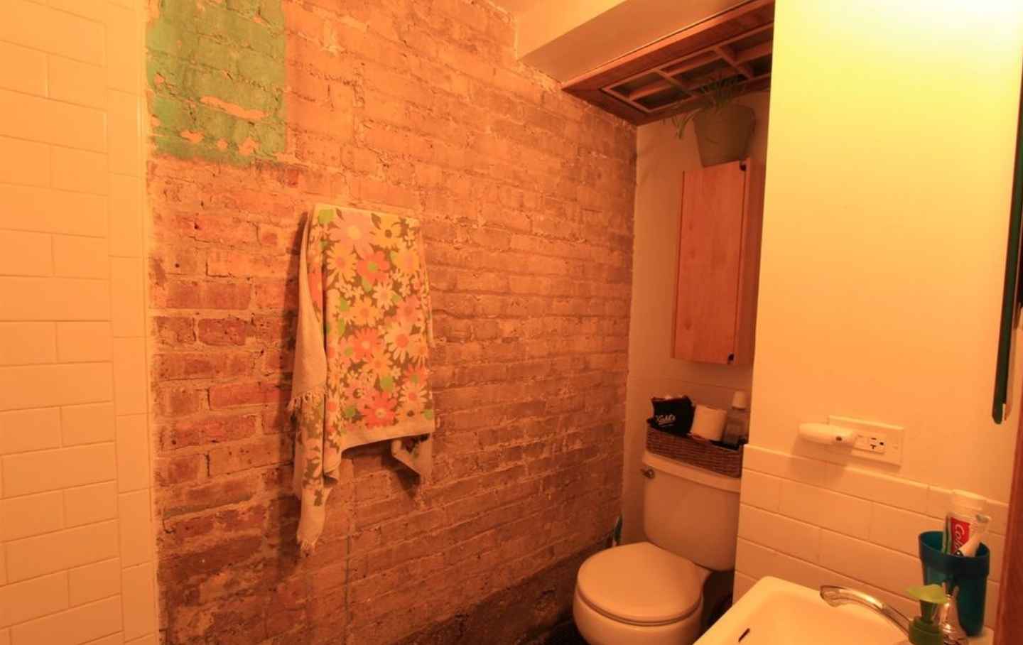 I'm offering a private studio it is fully furnished and all utilities included, Contact me if interested
jellybean0907@outlook.com