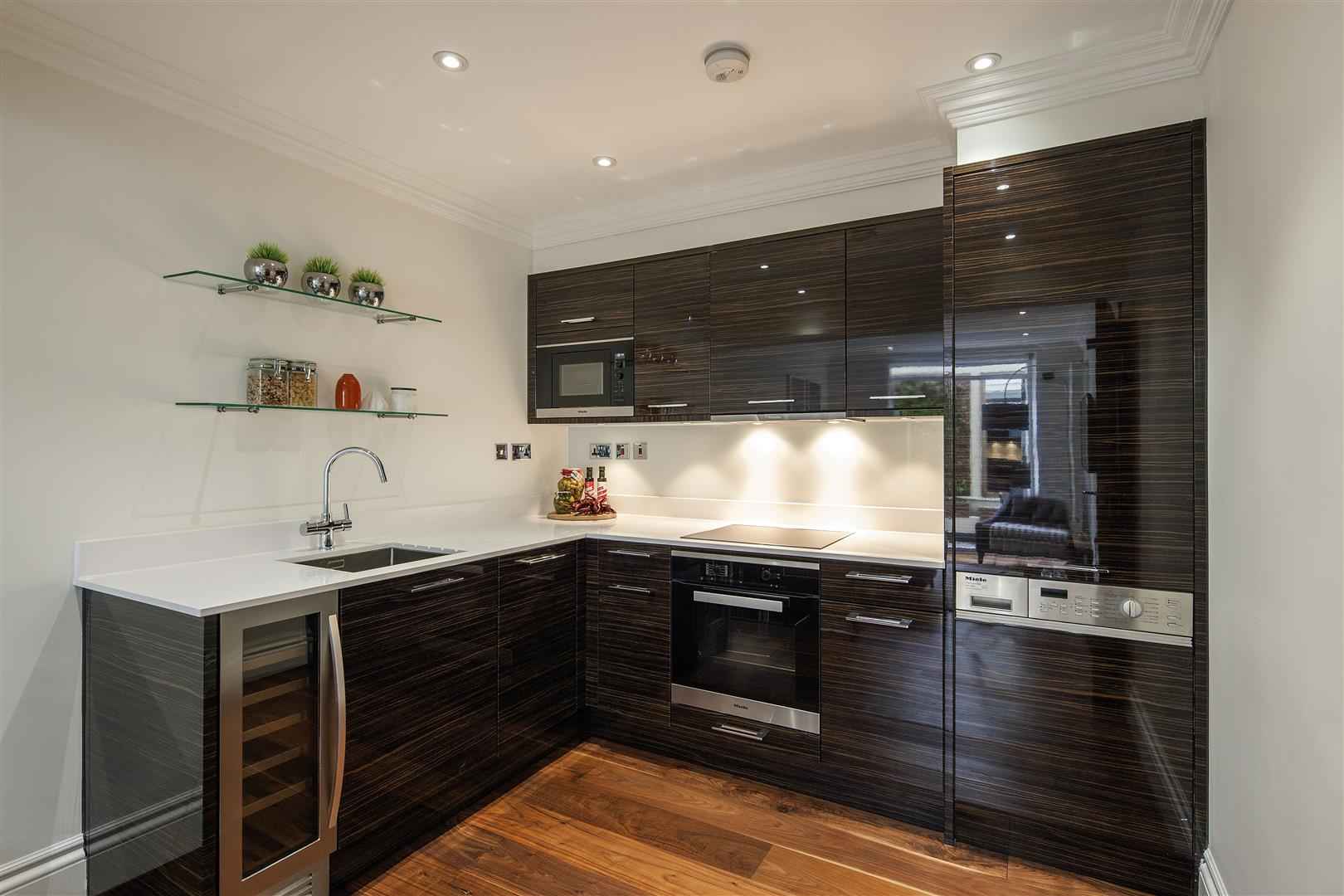 Lovely and spacious Bedroom in Nolita !
Only 16 min walking distance to Washington Square Park and NYU campus.

Renovated and cozy apartment perfect for roommate share s in the iconic Little Italy location. One of the Nolita's most sough-after unit for roommate-share. Rare availability for this building due to affordable and flexible pricing rental strategy in one of the most expensive NYC's neighborhood.

UNIT:
- Similarly sized bedrooms
- Renovated open living room space
- Hardwood floors
- Just 1 flight up

BUILDING:
- Surrounded by boutiques, high end restaurants, and charming local coffee shops.
- 5 min walking distance to SoHo
- Several subway lines around the block