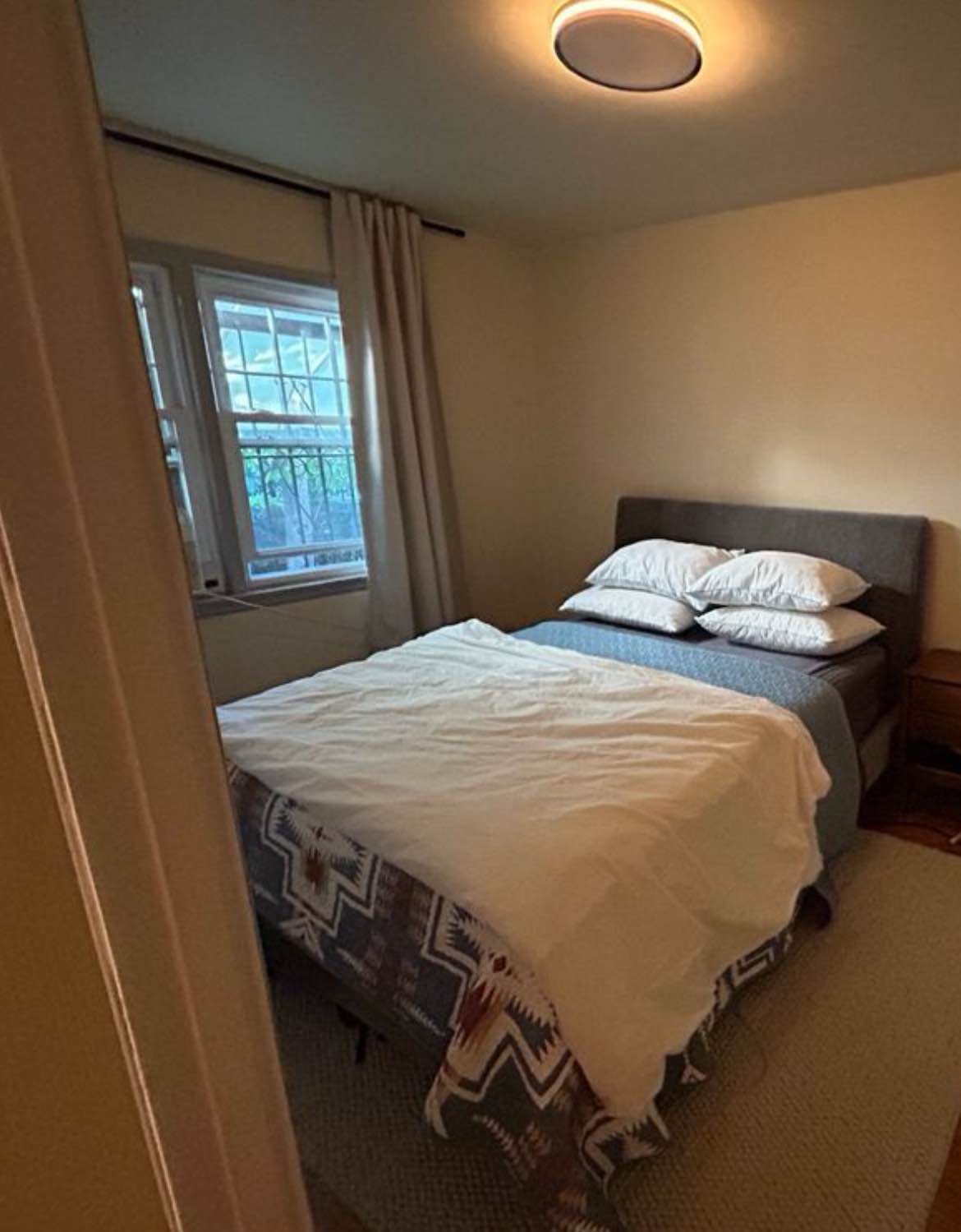 Charming, move-in ready one-bedroom apartment now available. This well-maintained home is perfect for a single person or a couple. Don't miss out—contact @gmail.com to schedule a viewing.