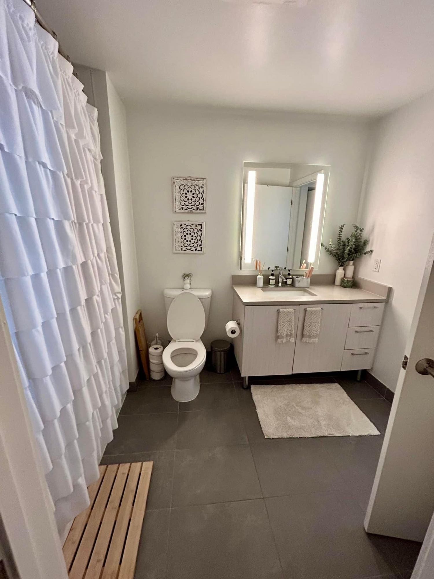 I’m offering an adorable private studio Situated in one of the most sought after Upper Manhattan neighborhood. subway 125 St station, 5 mins to 59 St/Time Warner Center, conveniently locate next to US Post office, 125th Street shopping corridor including Old Navy, H&Ms, and Appollo Theater. 

Kindly reach out directly if you are interested on josephhazelbaker1 At gee maale for more information about the place.