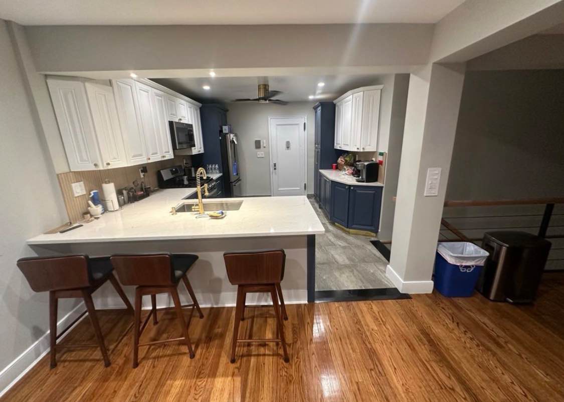 This unit is a fully private apartment that offers total privacy, featuring a private bedroom, private bathroom, and individual closet space. A washer, dryer, and Wi-Fi are included for everyday convenience. The lease terms are flexible, and pets are permitted.

Included amenities:
Dishwasher, furnished shared areas, high-speed internet, guarantors accepted, 32-inch flat-screen TV, dine-in kitchen, free in-home laundry, hardwood floors, microwave, oven, and refrigerator.

The apartment is ideally situated close to local parks, restaurants, and nightlife, all just minutes away.

Reach out anytime for more information or to arrange a viewing.
