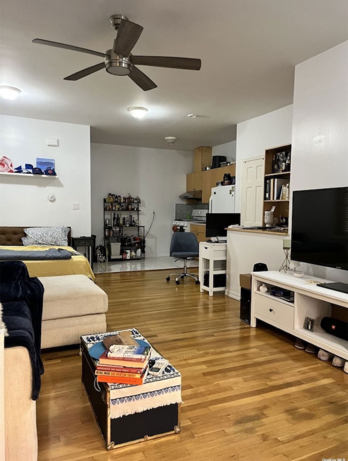 Discover a delightful 1-bedroom apartment situated in a sought-after neighborhood, ideal for singles or couples seeking comfort and convenience. This charming space features modern amenities, ample natural light, and a cozy atmosphere that makes it a perfect retreat. Enjoy nearby attractions, including shops, parks, and public transport options. For further details and to schedule a viewing, please reach out via email at canhxozz@gmail.com!