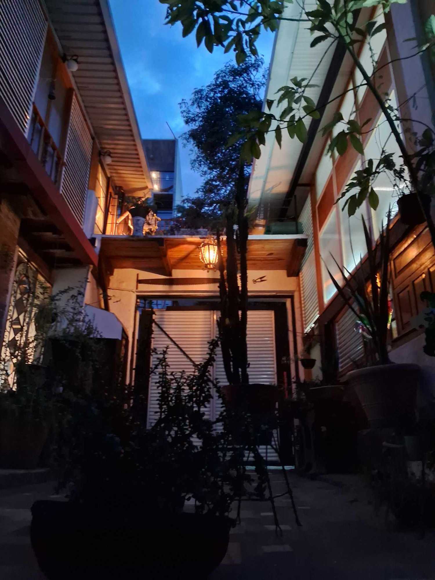 Discover your new home in Colonia Anáhuac! This charming loft, built by the employees of Taller Maderero, offers you the perfect combination of history and modern comfort.

Located in a peaceful area that allows you to disconnect from the city hustle, yet with all the conveniences at your fingertips. With an ecobici station just outside the premises and only two blocks from the subway, getting around the city has never been easier. Additionally, the proximity to Calzada México Tacuba gives you quick access to a wide variety of services, from pharmacies and laundries to supermarkets and local markets.

In the neighborhood, you'll find everything you need, from a great coffee shop to beauty salons and other businesses. And when you want to relax, nothing beats enjoying your private terrace, a perfect space to unwind and recharge.
For your convenience, we also offer cleaning service once a week, so you can fully enjoy your new home without worries.

We also provide additional amenities such as: Purified Water Service, toilet paper, dish detergent. 

Don't miss this unique opportunity to live in a place with charm and history! 

-- ------- ------------ ----------------- ---------------- --------

¡Descubre tu nuevo hogar en la  colonia Anáhuac! Este encantador loft, construido por los empleados de Taller Maderero, te ofrece una combinación perfecta de historia y comodidad moderna.

Situado en un lugar tranquilo que te permite desconectar del ajetreo de la ciudad, pero con todas las comodidades a tu alcance. Con una estación de ecobici justo fuera de la propiedad y a solo dos cuadras del metro, moverte por la ciudad nunca ha sido tan fácil. Además, la proximidad a calzada México Tacuba te brinda un acceso rápido a una amplia variedad de servicios, desde farmacias y lavanderías hasta supermercados y mercados locales.

En la colonia encontrarás todo lo que necesitas, desde un buen café hasta estéticas y otros comercios. Y cuando quieras relajarte, nada como disfrutar de tu terraza privada, un espacio perfecto para desconectar y recargar energías.
Para tu comodidad, también ofrecemos servicio de limpieza una vez por semana, para que puedas disfrutar al máximo de tu nuevo hogar sin preocupaciones.

¡No dejes pasar esta oportunidad única de vivir en un lugar con encanto e historia! 