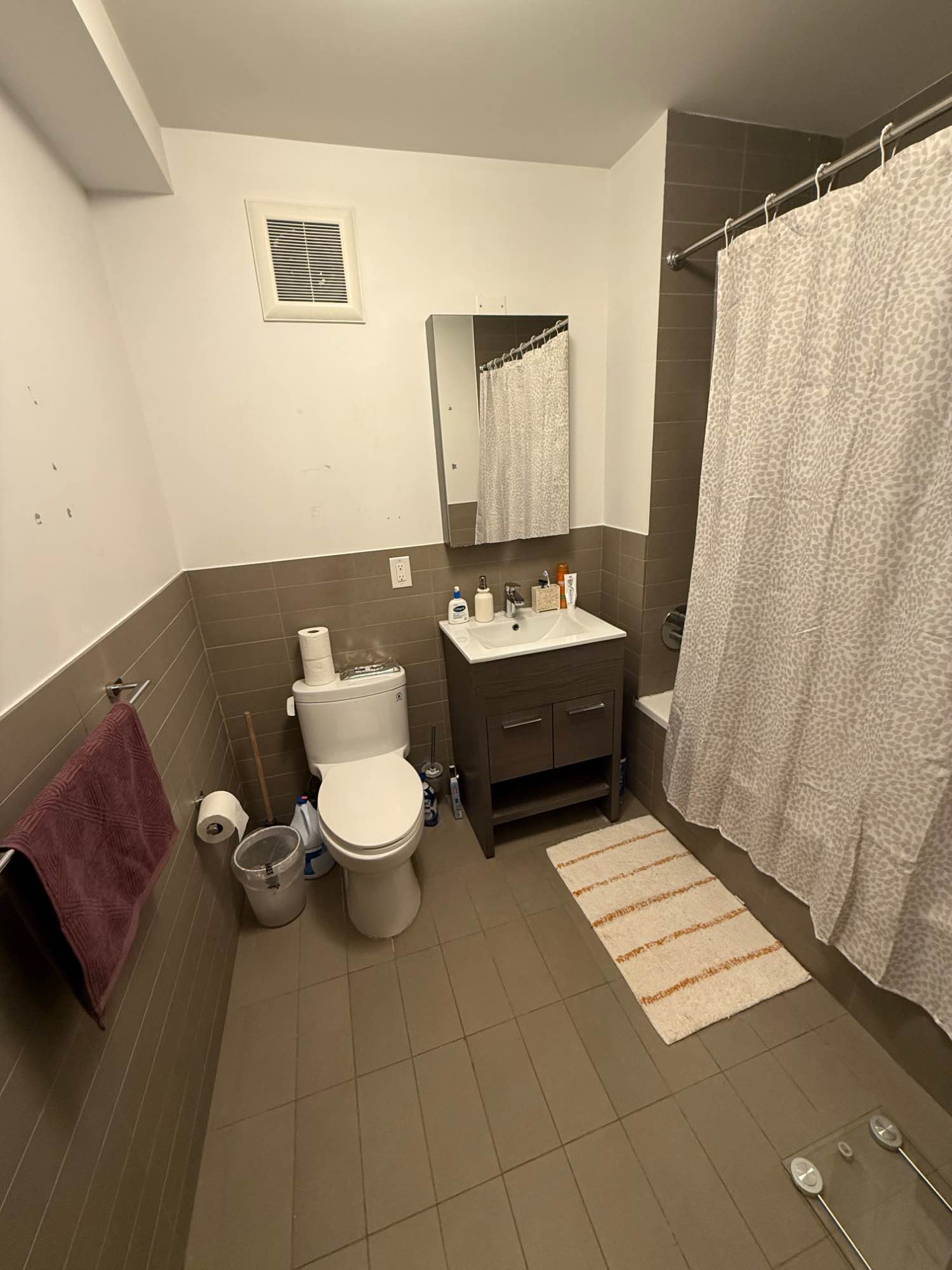 Spacious bedroom with 2 closets available in a 2-bedroom apartment in Clinton Hill, Brooklyn. Feel free to text me at 607-608-6281 if you are not able to message me here.

Energy efficient, new construction apartment.
In the unit you will find luxurious baths, modern kitchen, ceaserstone countertops, stainless steel appliances, hardwood floors, central air condition, recessed lights and floor to ceiling windows.
Building includes a Resident Lounge, bike room, laundry room, gym and furnished rooftop.

* New Development
* Modern open kitchen.
* Stainless steel appliances(Energy Star-rated appliances)
* Cesearstone countertops
* Central A/C system in the residence
* Floor to ceiling windows(with blinds)
* Hardwood floors
* Common furnished roof deck.
* State of the art gym
* Laundry room