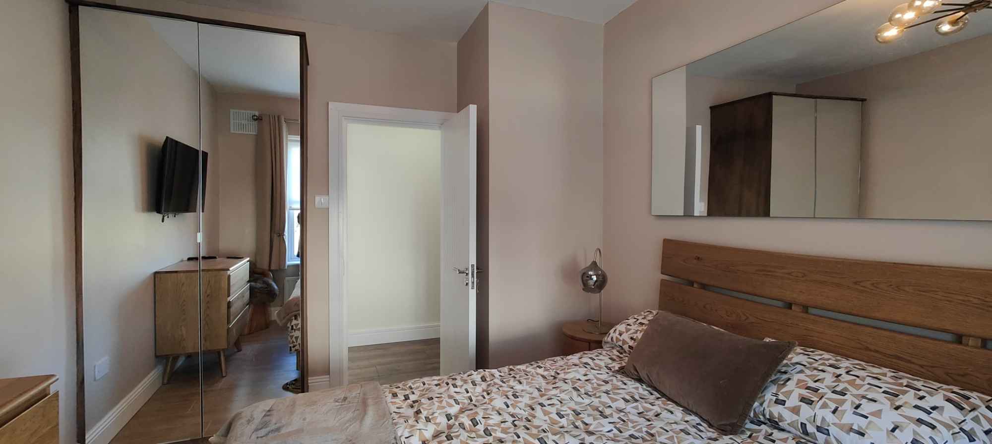 High-Spec Premium Double Room with Sole-Use Bathroom – Ridgeford, Dundrum D16
€1,150 monthly (all bills included) | Available 1 September 2025
Bright double room in a fully refurbished, owner-occupied apartment — a secure development of 36 homes directly behind Dundrum Town Centre. Ideal for a student or professional seeking a quiet, high-quality home.
The Room
• 4’6“ double bed and mattress (bedding included)
• Sliding mirrored wardrobes and chest of drawers
• Bedside lockers with lamps
• Desk (≈90 × 45 cm) with chair and lamp
• Wall-mounted Samsung Smart TV
• Sole use of the main bathroom (private to you)
The Apartment
Upgraded in 2025 with premium Neff/Bosch appliances, spacious living/dining with gas fireplace, and a south-west balcony for evening sun. Everything is brand new, including flooring, all furniture, and the pressurised hot-water system. Fibre broadband (500 Mb/s) with strong Wi-Fi coverage throughout.
Location
3–5 minutes’ walk to Dundrum Town Centre and the Luas Green Line (Balally/Dundrum), with quick access to Sandyford Road buses and M50 J13.
Apply
Single occupancy only. Rent-a-Room arrangement (owner resident). Please email/message a short introduction (about you, move-in date, work/study pattern, and why this home suits you). In-person viewings only — evenings and weekends.