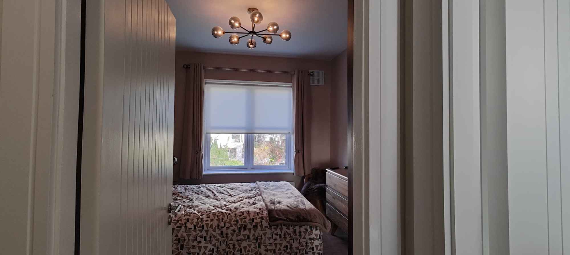 High-Spec Premium Double Room with Sole-Use Bathroom – Ridgeford, Dundrum D16
€1,150 monthly (all bills included) | Available 1 September 2025
Bright double room in a fully refurbished, owner-occupied apartment — a secure development of 36 homes directly behind Dundrum Town Centre. Ideal for a student or professional seeking a quiet, high-quality home.
The Room
• 4’6“ double bed and mattress (bedding included)
• Sliding mirrored wardrobes and chest of drawers
• Bedside lockers with lamps
• Desk (≈90 × 45 cm) with chair and lamp
• Wall-mounted Samsung Smart TV
• Sole use of the main bathroom (private to you)
The Apartment
Upgraded in 2025 with premium Neff/Bosch appliances, spacious living/dining with gas fireplace, and a south-west balcony for evening sun. Everything is brand new, including flooring, all furniture, and the pressurised hot-water system. Fibre broadband (500 Mb/s) with strong Wi-Fi coverage throughout.
Location
3–5 minutes’ walk to Dundrum Town Centre and the Luas Green Line (Balally/Dundrum), with quick access to Sandyford Road buses and M50 J13.
Apply
Single occupancy only. Rent-a-Room arrangement (owner resident). Please email/message a short introduction (about you, move-in date, work/study pattern, and why this home suits you). In-person viewings only — evenings and weekends.