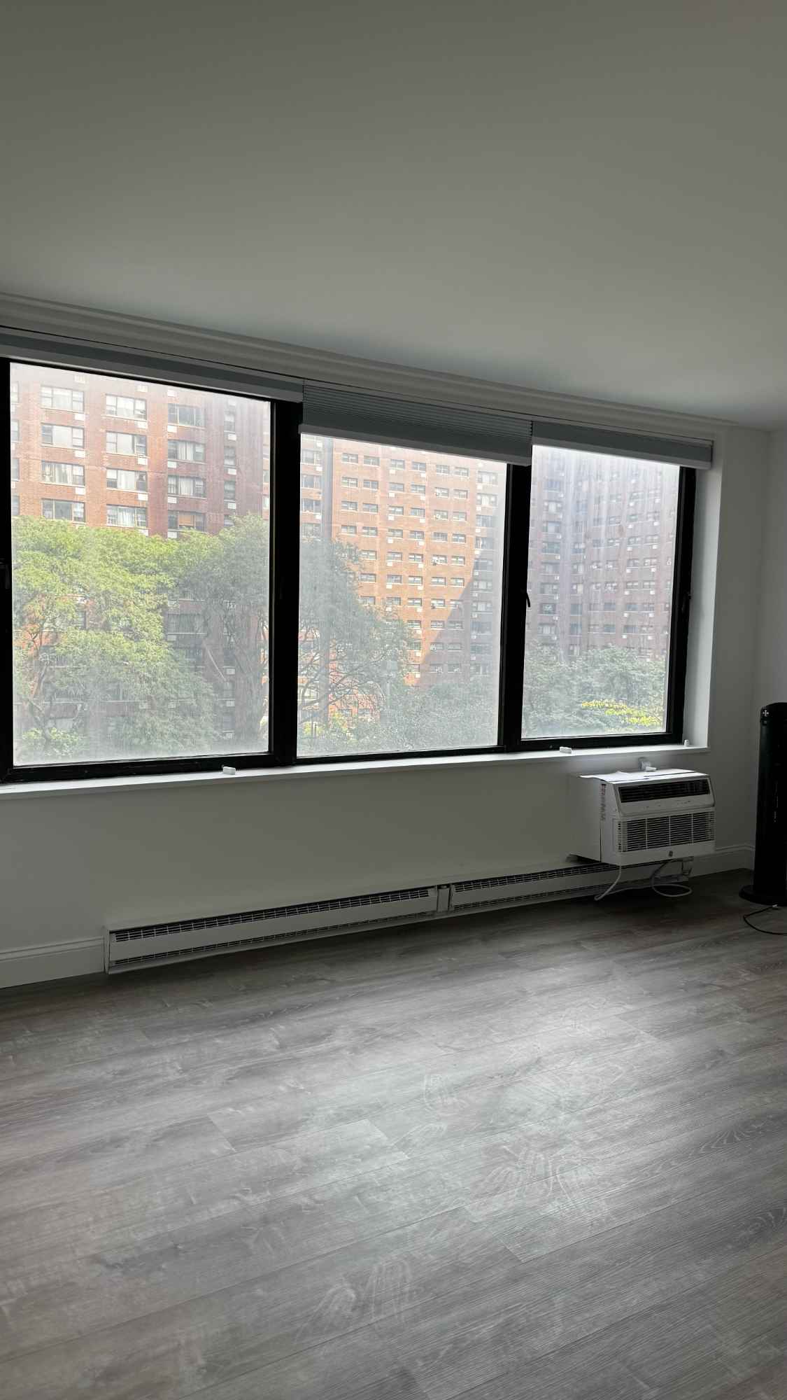 ROOMMATE WANTED: Newly Renovated UES 2BR Flex - Available End of Month
Looking for a clean, responsible roommate to share this beautiful Upper East Side apartment with me starting end of November/December 1st.
Please fill out this form if interested: https://forms.gle/vVsnjiDEKvDweBBU9
About the Space:
* Recently renovated 2 bedroom flex apartment (your room can be furnished if needed)
* 1 bathroom to share
* Prime UES location – steps from Q train, short walk to 4/5/6
* Quiet, safe residential block
* Elevator building with secure entry
ALL UTILITIES INCLUDED (EXCEPT WIFI) - we'll split the WiFi
Apartment Features:
* Spacious living room and kitchen setup
* Stainless steel appliances (gas stove)
* Great natural light throughout
* Flex room available for you
Neighborhood Perks:
* Supermarket, gym, coffee shops all nearby
About Me:
M29, work in Finance. Looking for someone respectful, clean, and reliable to share this great space with.
Move-in: End of November / December 1st
Your share: $2100/month