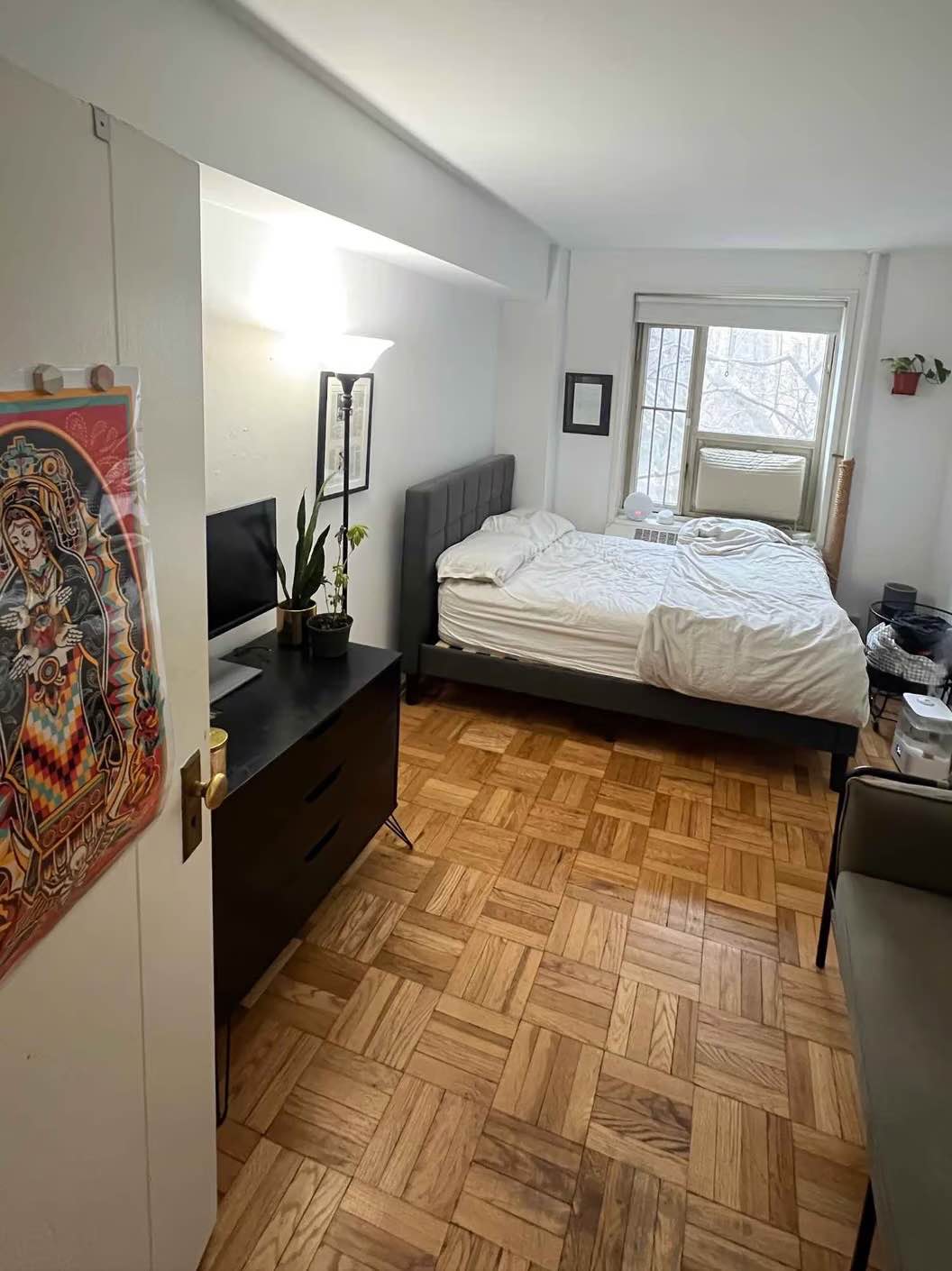 The location offers both relaxation and convenience. The A train at 67th Street is just a short walk away, making commuting simple. Local's Cafe, Stop & Shop, Batesy's, and other restaurants and shops are nearby, providing a variety of dining and shopping options.
A shared backyard adds an outdoor space to enjoy, perfect for relaxing or entertaining. This apartment combines comfort, convenience, and a prime beachside location. Pets only upon approval. Contact me on Josephbakernice At Gee maale for viewing..