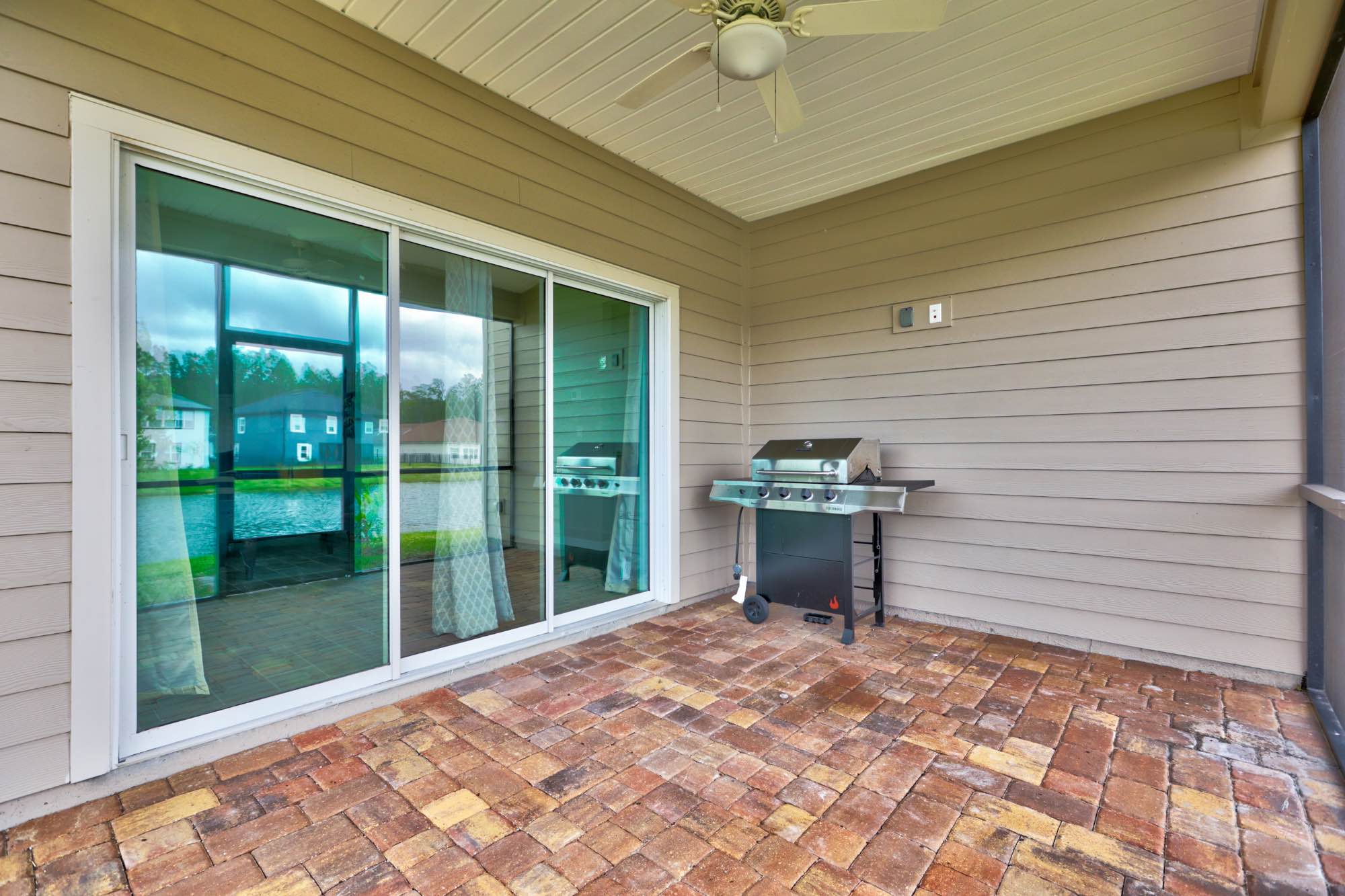 Room for Rent – $850/mo – All Utilities Included

Private bedroom available in a house built in August 2022. Rent is $850 per month and includes estimated utilities, pest control, lawn care, and high-speed internet.

The home has 3 bedrooms, a bonus room, and 2.5 bathrooms. Only 3 tenants total will live here. The available bedroom is private and unfurnished. The full bathroom is shared with one other person. You’ll also have access to the living room, kitchen, and a parking space.

The home includes:
• Washer and dryer (new)
• Covered lanai with grill
• Ethernet wired with a private port in the room
• Central AC and heating

No smoking inside the house. Smoking is allowed outside on the lanai or front porch. Parking is available; tenants coordinate based on schedule and space.

An application fee is required for serious applicants. The application includes a background check, credit report, and income verification. Pets are allowed with an additional pet deposit. This listing is for single occupancy only.

Lease term: 6 months or longer preferred.

⸻

Location:
Located in Northeast Florida near I-10, I-95, and I-295. Also near the First Coast Expressway.

Nearby:
• 1 mile to Oakleaf Commons
• 4 miles to Oakleaf Town Center
• 11.5 miles to HCA Orange Park Hospital
• 4.4 miles to Baptist/Wolfson ER
• 4.7 miles to Ascension St. Vincent’s
• 16 miles to NAS Jax
• Many restaurants and stores within 10 miles

⸻

If you’re interested, please message with a little about yourself and your desired move-in date.