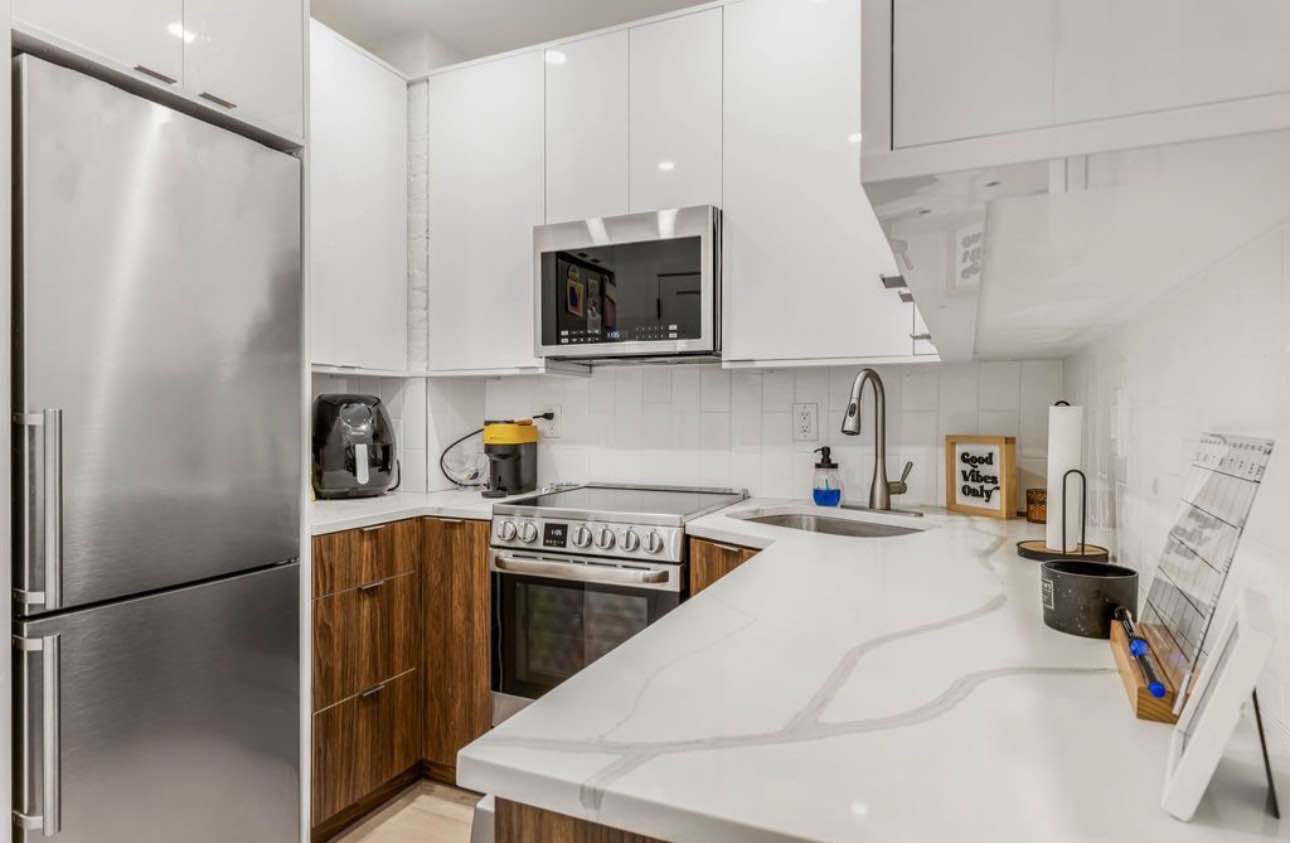 I am looking for a candidate for my 1 bedroom fully furnished + kitchenware + WiFi  apartment. Video intercom, elevator, washer/dryer, & gym in the building, microwave & dishwasher in the apartment. Utilities (heat, gas, and electrical) are  included in the rent.

The entire building tenants are very close and we share a building group text chat to discuss anything and everything! Washer 2 is down? Wine down on the rooftop at 7PM?
Amazon is delivering a package but you're not home? Put it in the chat! You will feel so loved and cared for in this building.

Steps away from every major train line
(A,B,C,D,1,2,3,4,5,6).hops, bars, lounges, restaurants. litteraly anything you could need is about a 5 minute walk away. You cannot beat this location and deal!

Message to schedule!