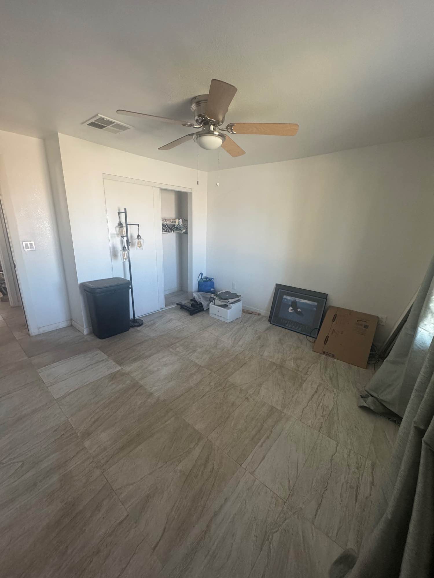 Room available with own bathroom, internet included. Big back yard and full furnished home. 