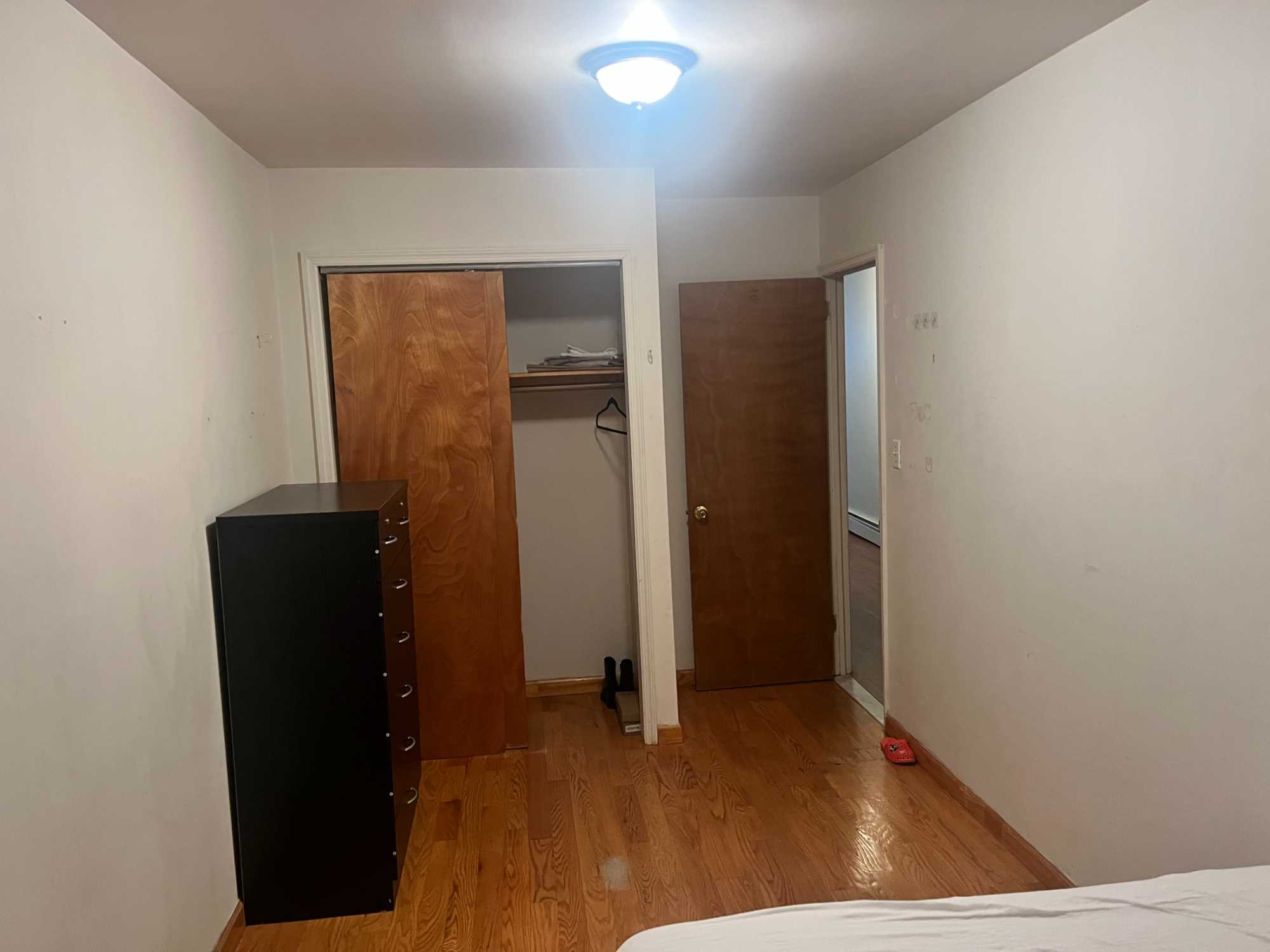 Hey there! If you're looking for a fantastic place to call home in Woodside, Queens, look no further. We have a room available for long or short-term stay in our 3 bedroom apartment.

Only two blocks away from the Roosevelt Ave station E, F, R, M, 7 trains for a 20 minute commute into Manhattan.

Available ASAP. The room comes with a closet and a comfortable bed frame and mattress included
Shared bathroom with tidy and considerate roommates.

Current roommates are 32F and 31M working professionals. LGBTQ friendly. No pets or couples please.

Rent will be on a month-to-month basis, and utilities are usually around 60.
