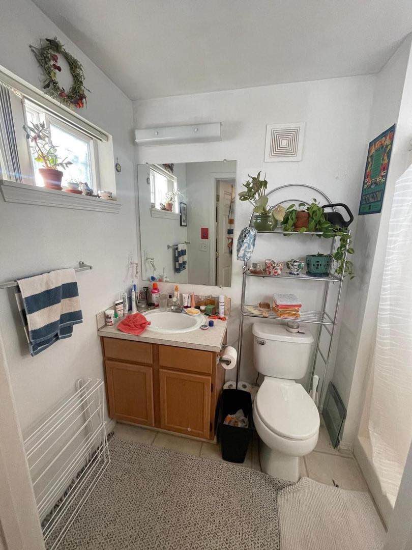 Newly renovated one bedroom apartment for rent Features with clean studio unit without utilities been paid. Hardwood floors, AC, Good closets space, Stove, refrigerator, washer and dryer, Parking available. Kindly drop your cellphone number for more details Or text the landlord directly contact  (386-968-3990)