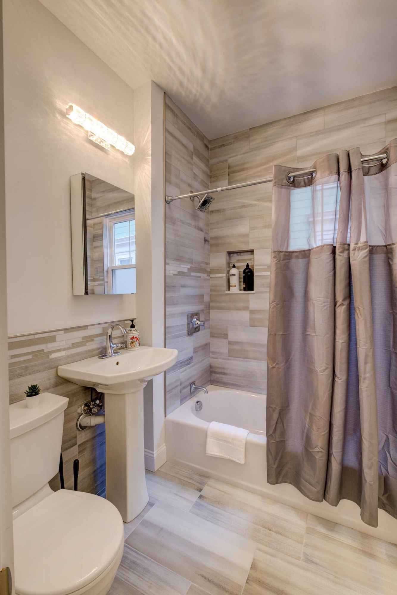 Seeking a quiet and responsible tenant for our charming one-bedroom apartment. Email Hablegord@gmail.com for more information