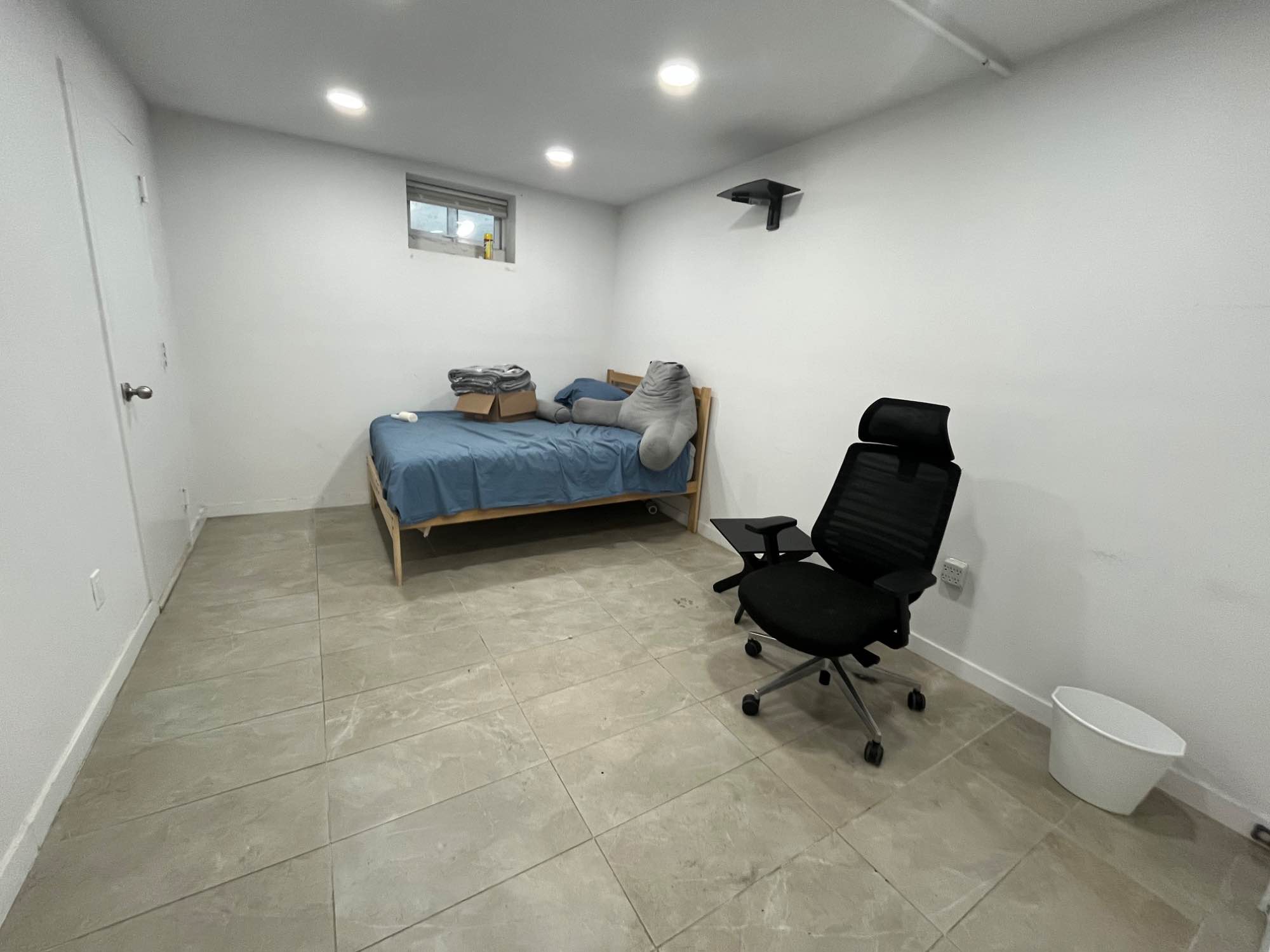 Hi all! I’m looking for a roommate in my 2-bedroom apartment in Woodside, Queens starting October 1 (though it’s available for move-in earlier). Rent is $1350 plus utilities.
The apartment is a garden-level 2 bed / 1 bath on a quiet street, about a 5-minute walk from the Woodside 7 train and LIRR stop. It has a dishwasher, and I have lots of fun kitchen tools if you're into cooking. I’ve also been building a bit of a home gym since Covid, with weights, yoga mats, and a folding bike that you’re very welcome to use.
The apartment is furnished, but I’m open to you bringing additional furniture or decor to make it feel like home. There’s also the option to have the bedroom at least partially furnished—I do have a bed available if needed.
Small dogs are allowed in the apartment, so if you have a furry friend, that’s totally fine with me! And in fact since my former roommate had the snuggliest dog imaginable that I am missing dearly, it would be a major plus if you did have one!
I’m a pretty easygoing and flexible roommate. One nonnegotiable for me though is that I would need someone who is comfortable with me subletting my room during the summer as I am a teacher who uses that time to travel. I also love having friends and family visit, so that’s something I’d need a roommate to be okay with (and of course, I’d be totally fine with you having visitors too—I’m all about having as open a door policy as possible).
My former roommate was a good friend who just moved to London for a job, so while I know I won’t be replicating that exactly, it would be lovely to live with someone who’s open to the occasional dinner together, movie night, or living room yoga session.
It’s been a while since I’ve looked for a roommate, so if I’m missing anything important, please let me know! And of course, feel free to DM me with any questions or for more info