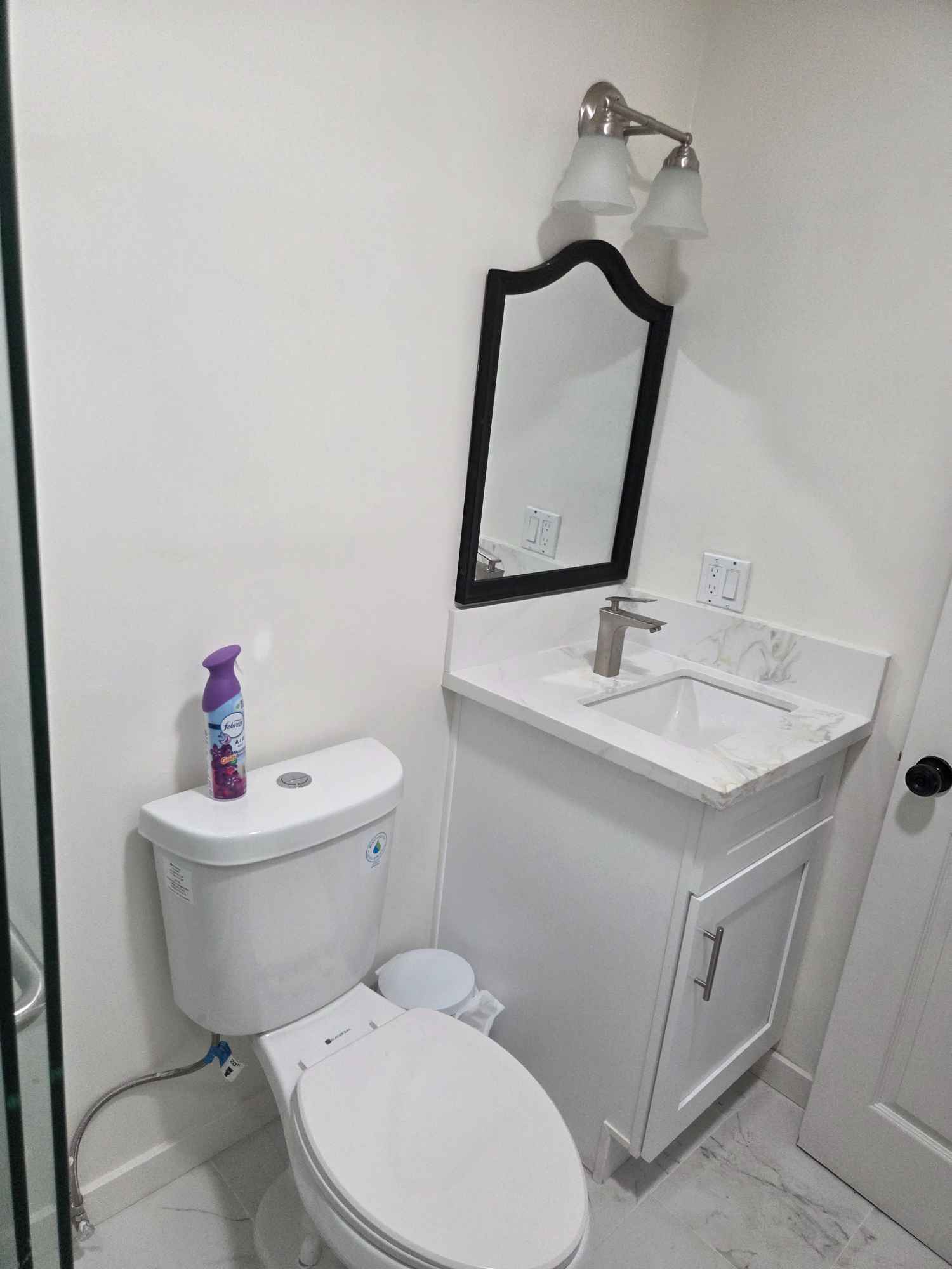 Shared master bedroom with en-suite bathroom in a 2-bedroom apartment in Alhambra. The bathroom is inside the bedroom and will be shared only with your roommate (not with the whole apartment). The apartment has 2 bedrooms total, 4 roommates in total. Fully furnished, all utilities and Wi-Fi included, plus in-unit laundry. Safe and quiet neighborhood, close to shops and public transportation. Street parking available with city permit. Looking for someone clean, respectful and easygoing.